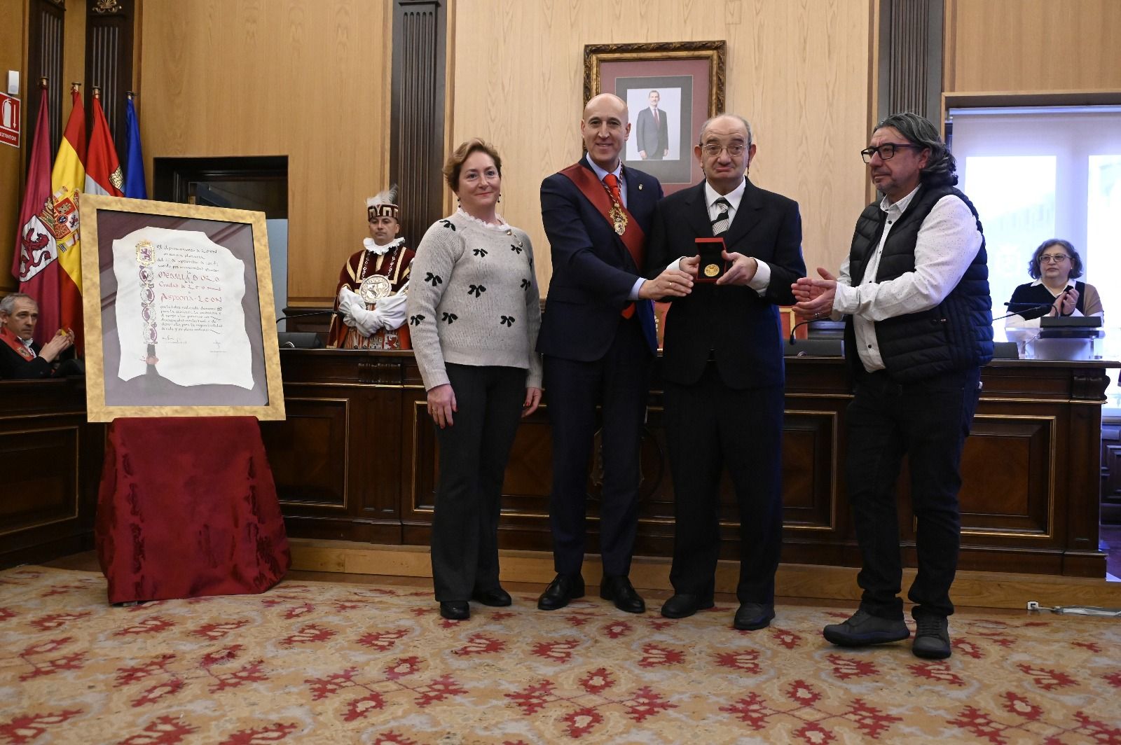 José González recibe la Medalla de Oro de la ciudad de León de manos del alcalde en presencia de María Teresa Prieto y Pedro Barrio. | SAÚL ARÉN