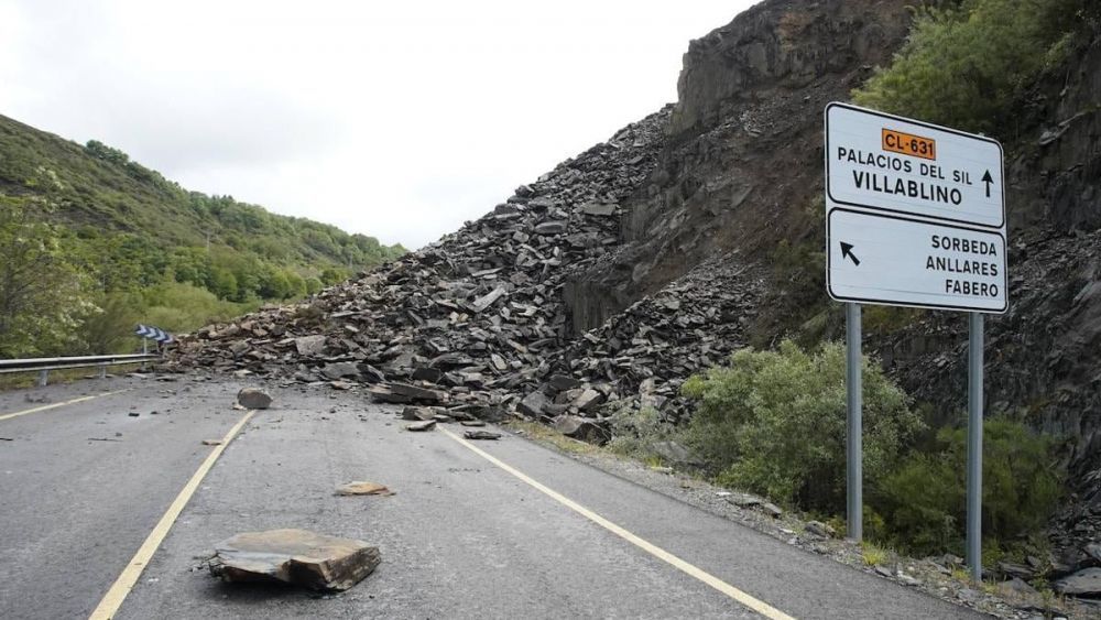 Desprendimiento de rocas y piedras que mantuvieron cerrada la CL-631. | César Sánchez (Ical)