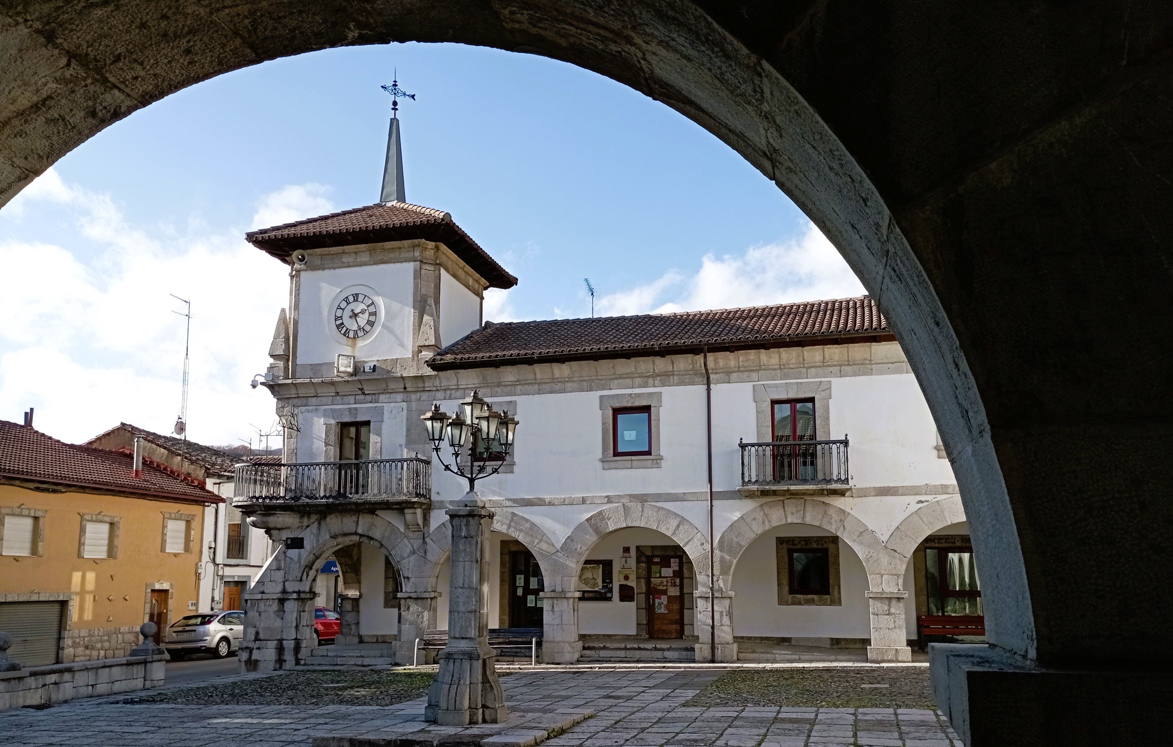 En la imagen, detalle del Ayuntamiento de La Pola de Gordón