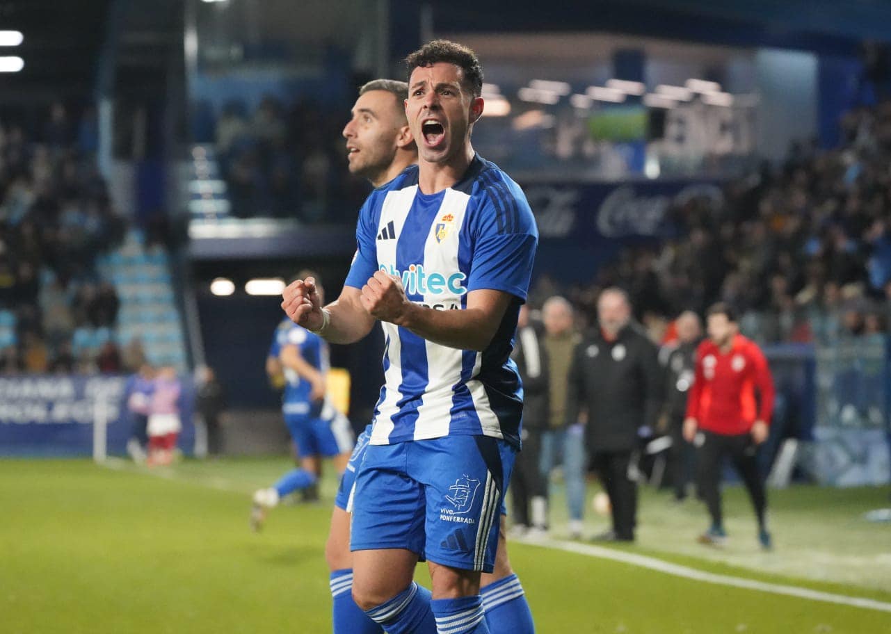 Bustos celebrando el primer gol en el último partido en casa ante el Nástic. SDP