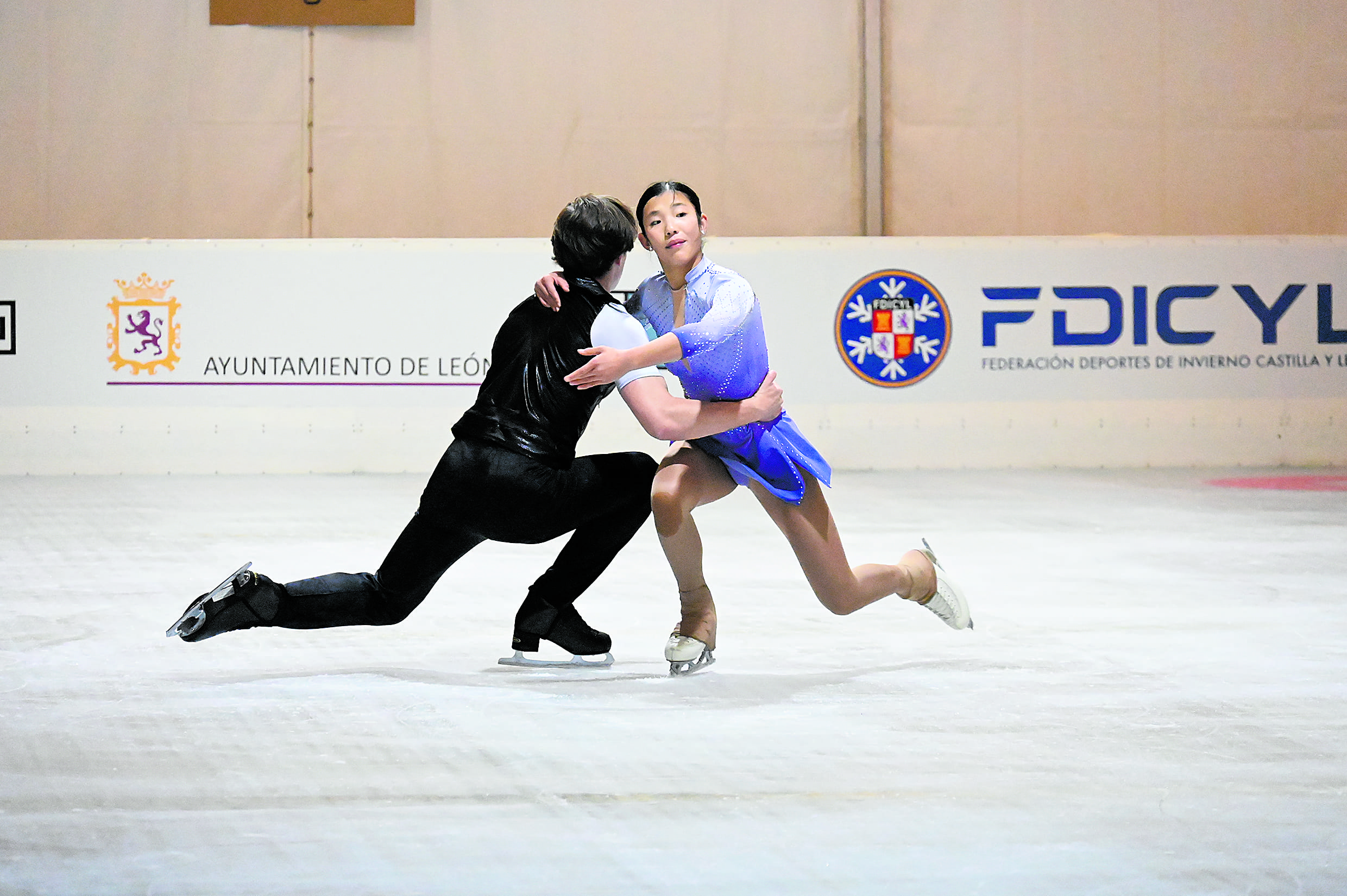 Uno de los momentos de la inauguración de la pista de hielo en el Espacio León | SAÚL ARÉN