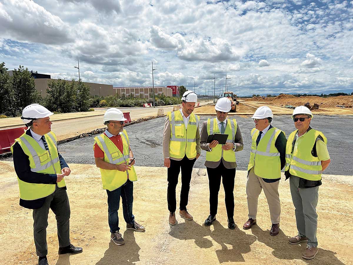 Visita a las obras de ampliación del polígono industrial de Villadangos del Páramo. | L.N.C.