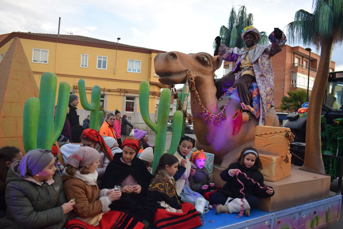 La visita de los Reyes Magos es una de las citas más esperadas en la localidad paramesa. | ALEJANDRO RODRÍGUEZ