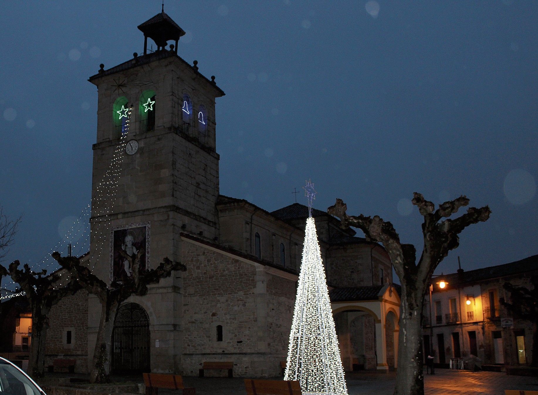 El municipio montañés se engalana para recibir las navidades.