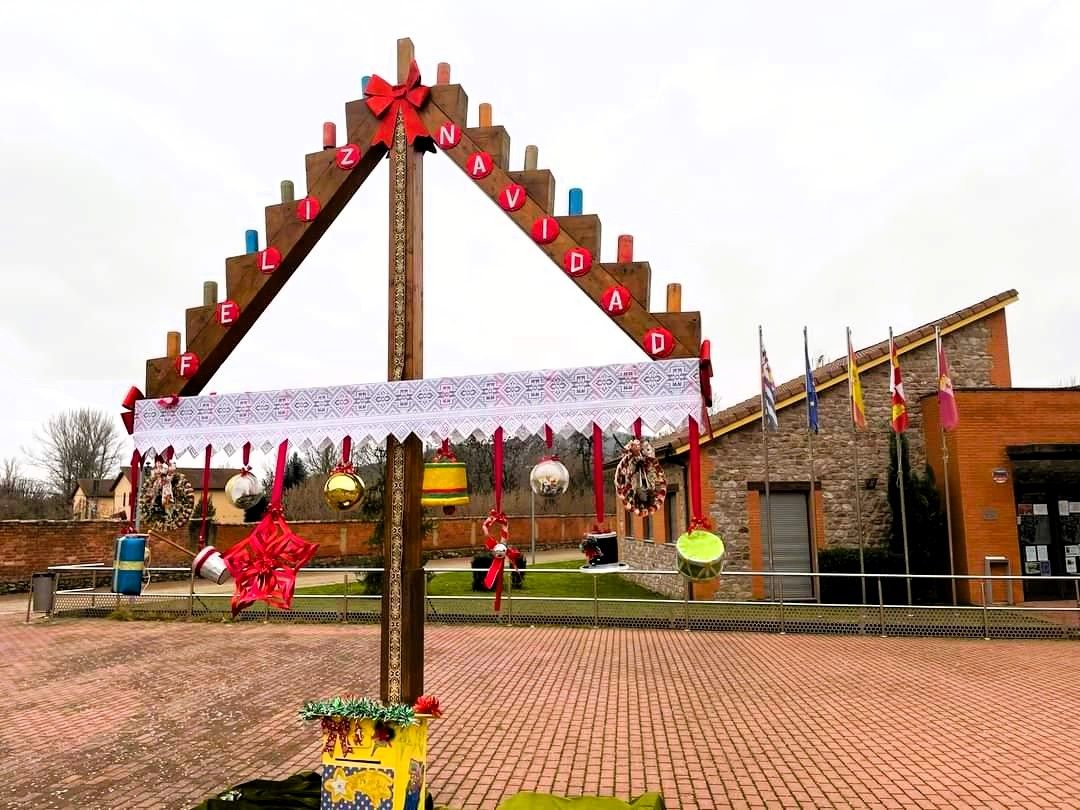 Un gran ramo leonés adorna la plaza del Ayuntamiento.