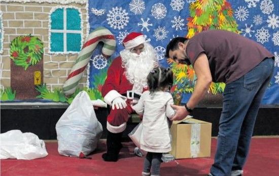 Imagen de la visita de Papa Noel al municipio de Chozas de Abajo el pasado año. 