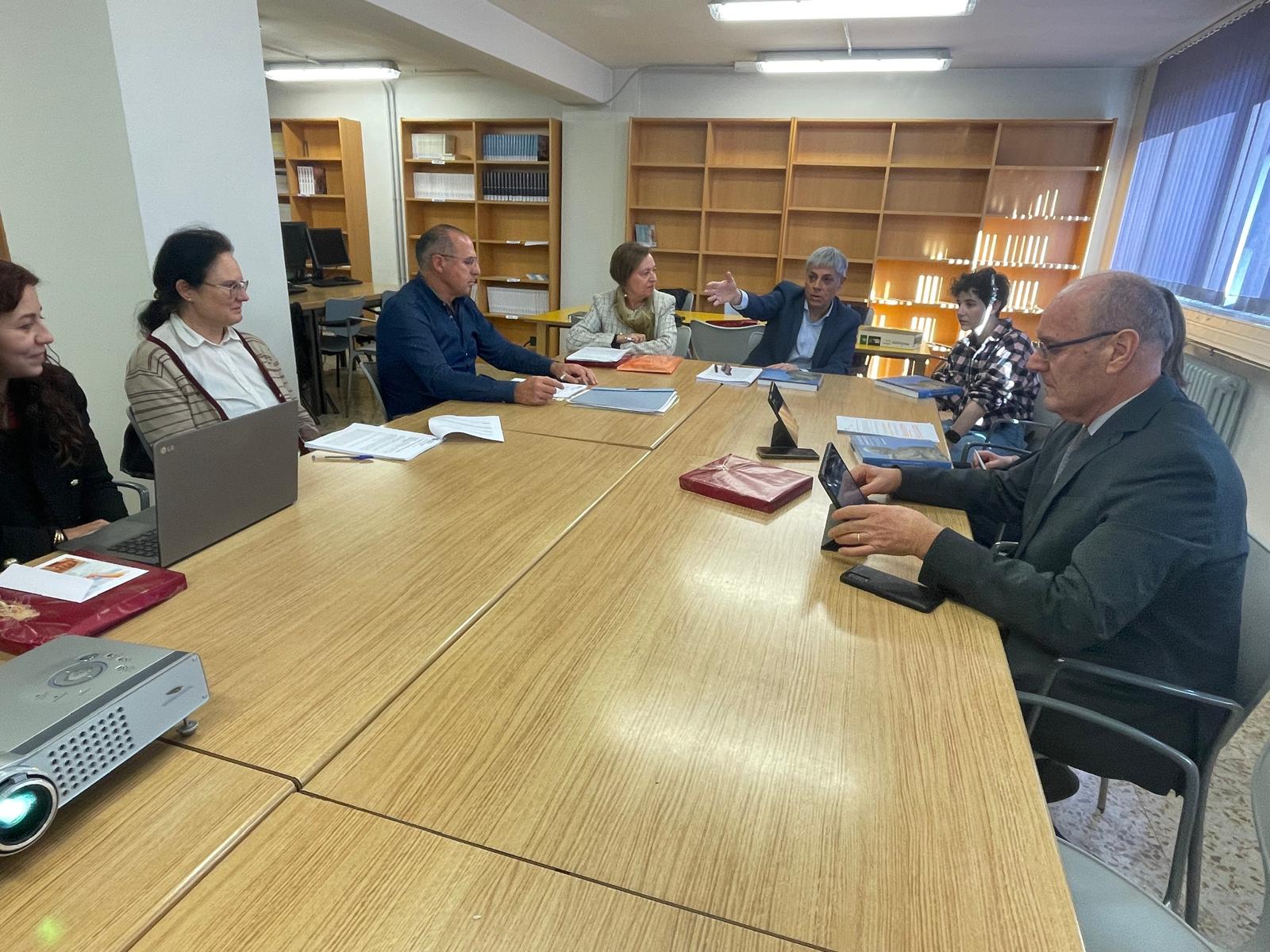 Un instante de la reunión en la Biblioteca Pública de León. | L.N.C.