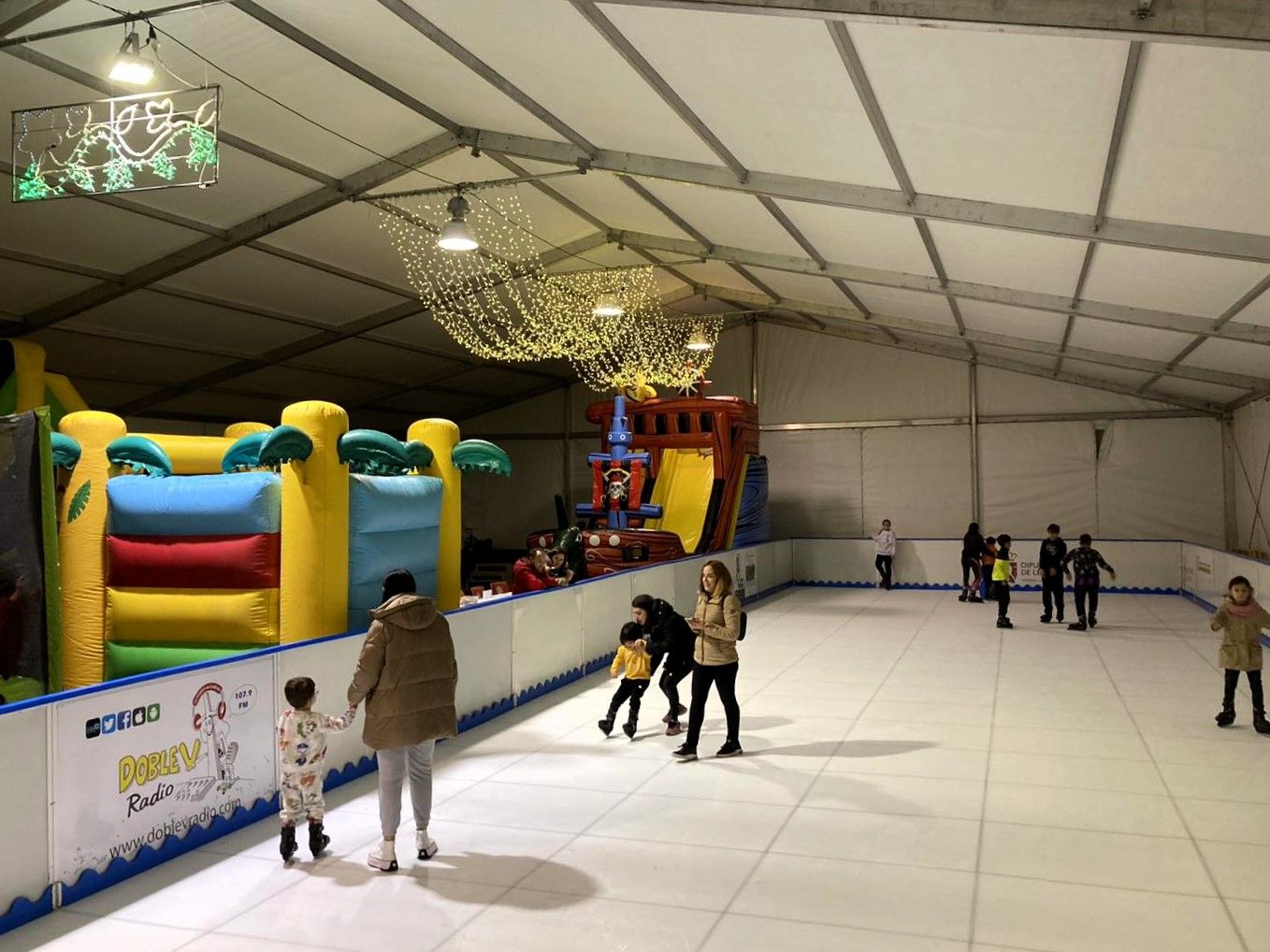 La pista de hielo ya es un clásico de las navidades en el municipio. 