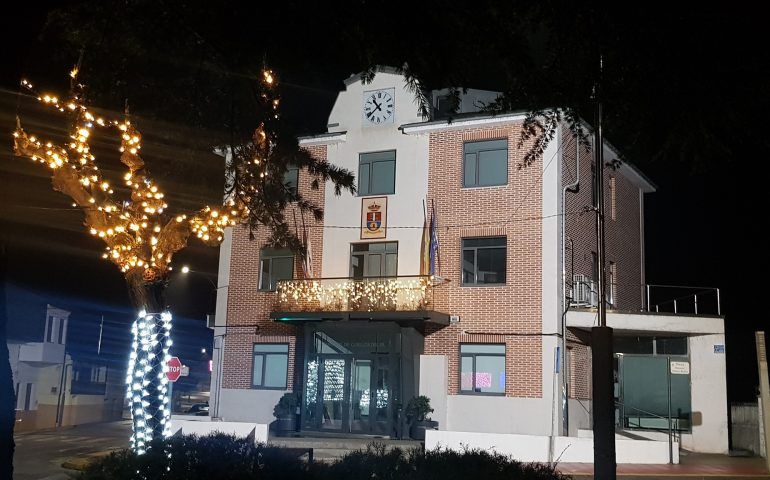 Decoración navideña en el Ayuntamiento de Cubillos del Sil.