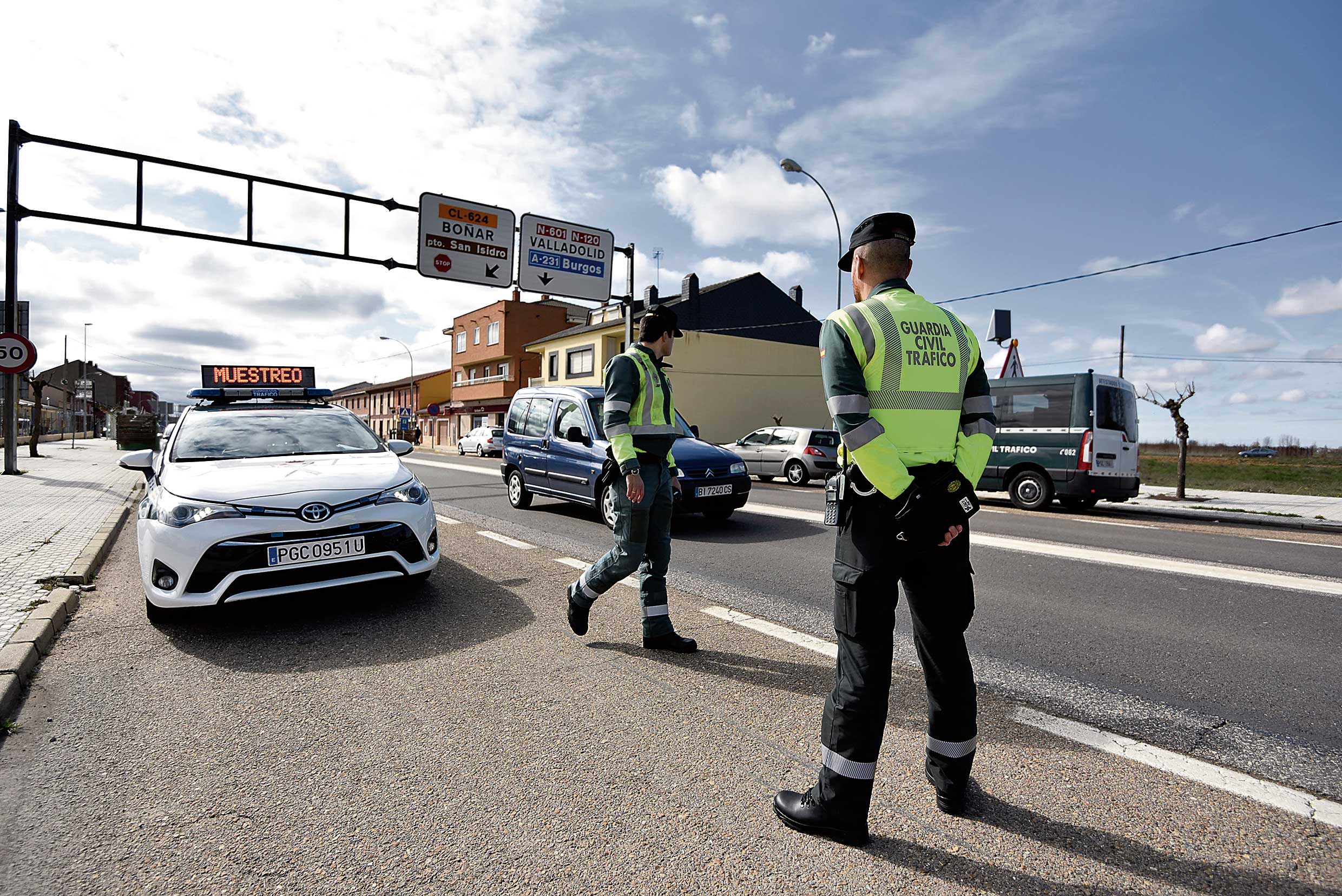 Un control de drogas de la Guardia Civil de Tráfico en Puente Villarente. | SAÚL ARÉN