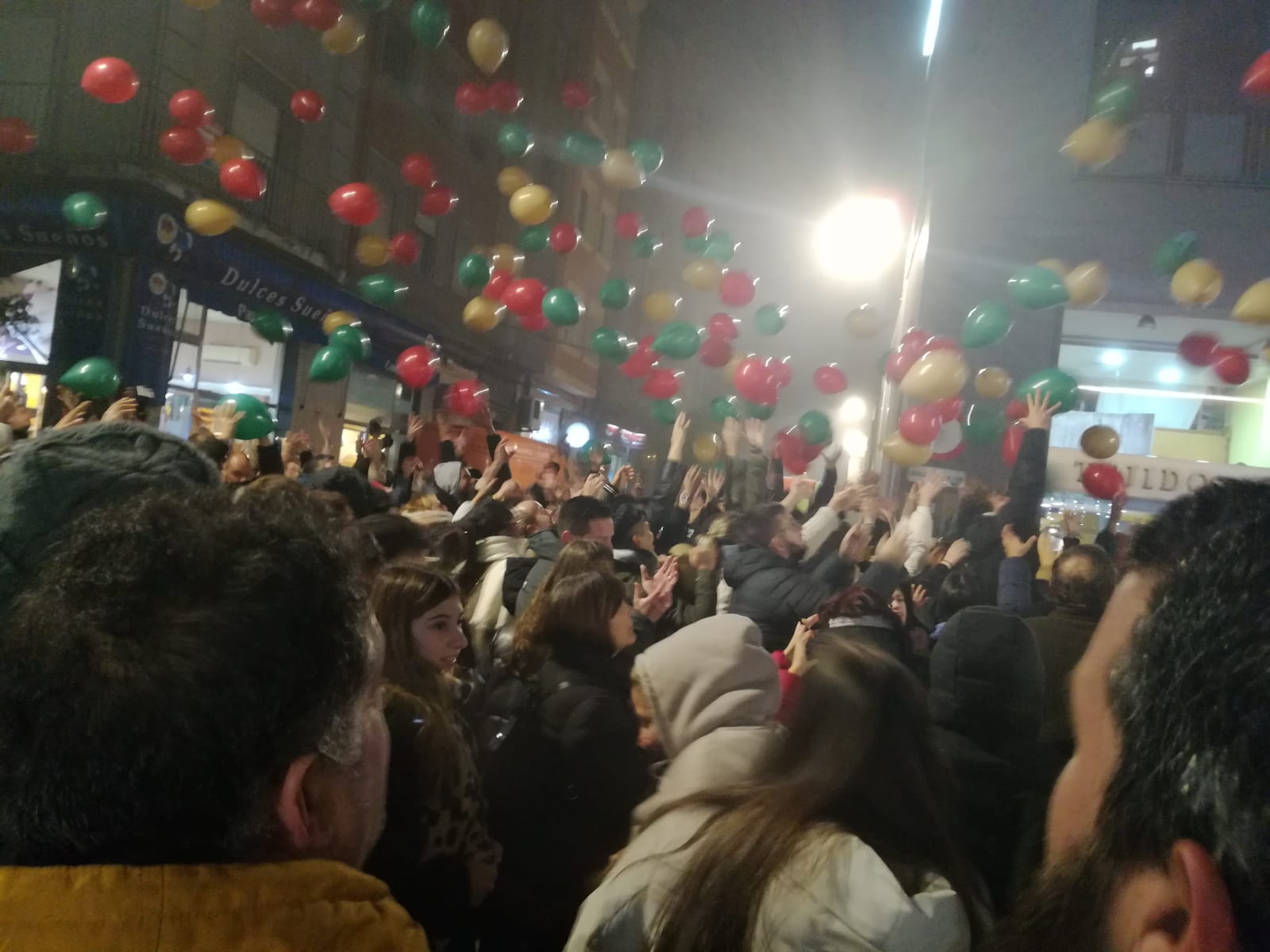 La calle Gómez Núñez reventó para recoger alguno de los premios. | MAR IGLESIAS