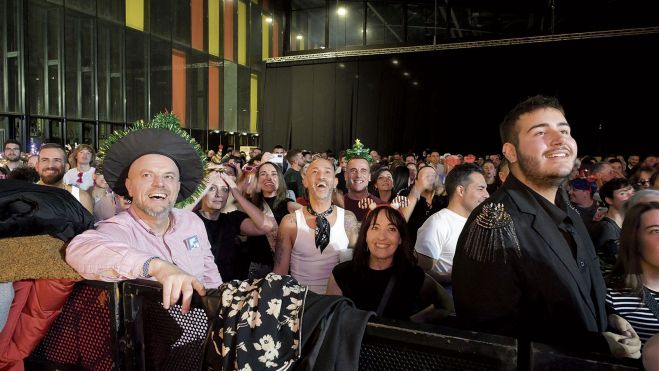 Más de ochocientas personas adquirieron la entrada para el espectáculo Loco Bongo, que tuvo lugar ayer en el Palacio de Exposiciones de León.MAURICIO PEÑA