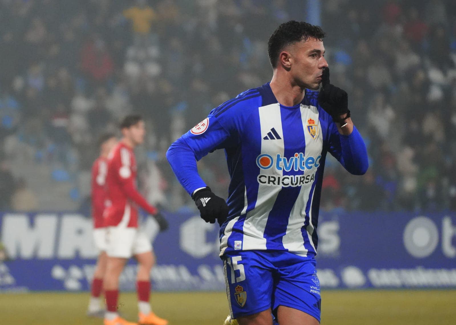 Bustos celebrando su cuarto gol con la Deportiva, todos ellos en El Toralín. SDP