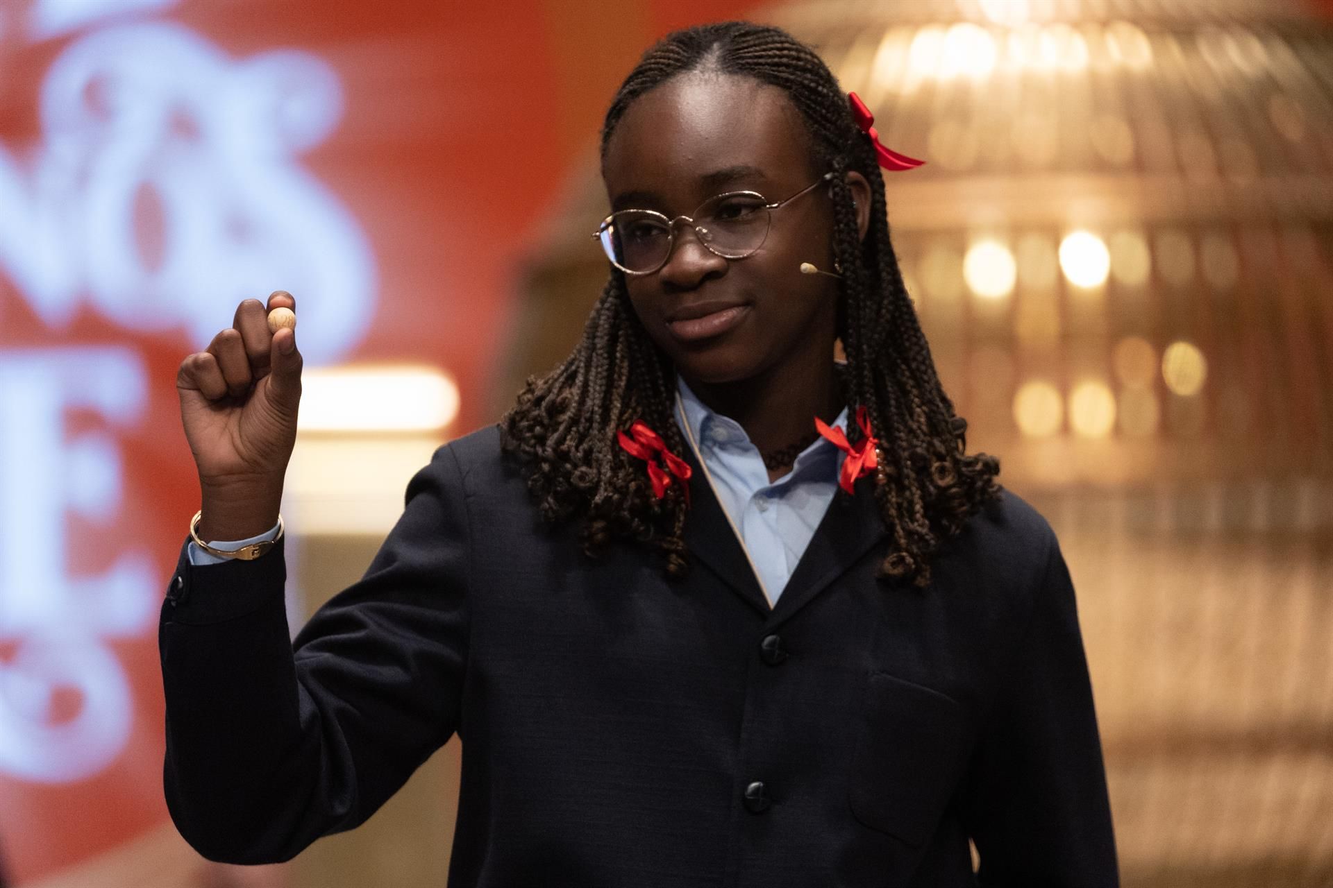 Una niña de la residencia de San Ildefonso canta un cuarto premio del Sorteo Extraordinario de la Lotería de Navidad 2022. EUROPA PRESS