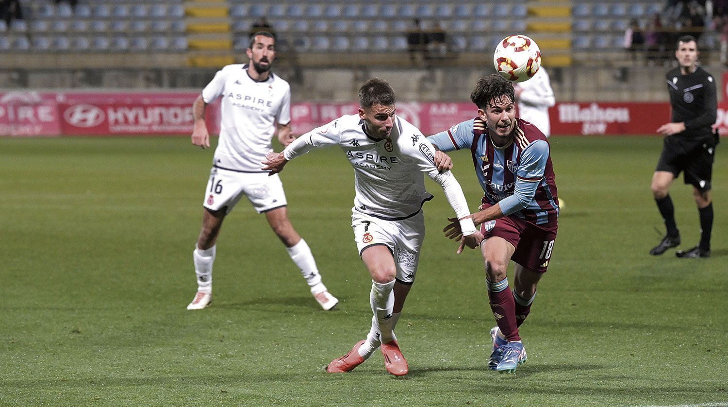 Calderón pelea un balón dividido frente a la Segoviana. | MAURICIO PEÑA