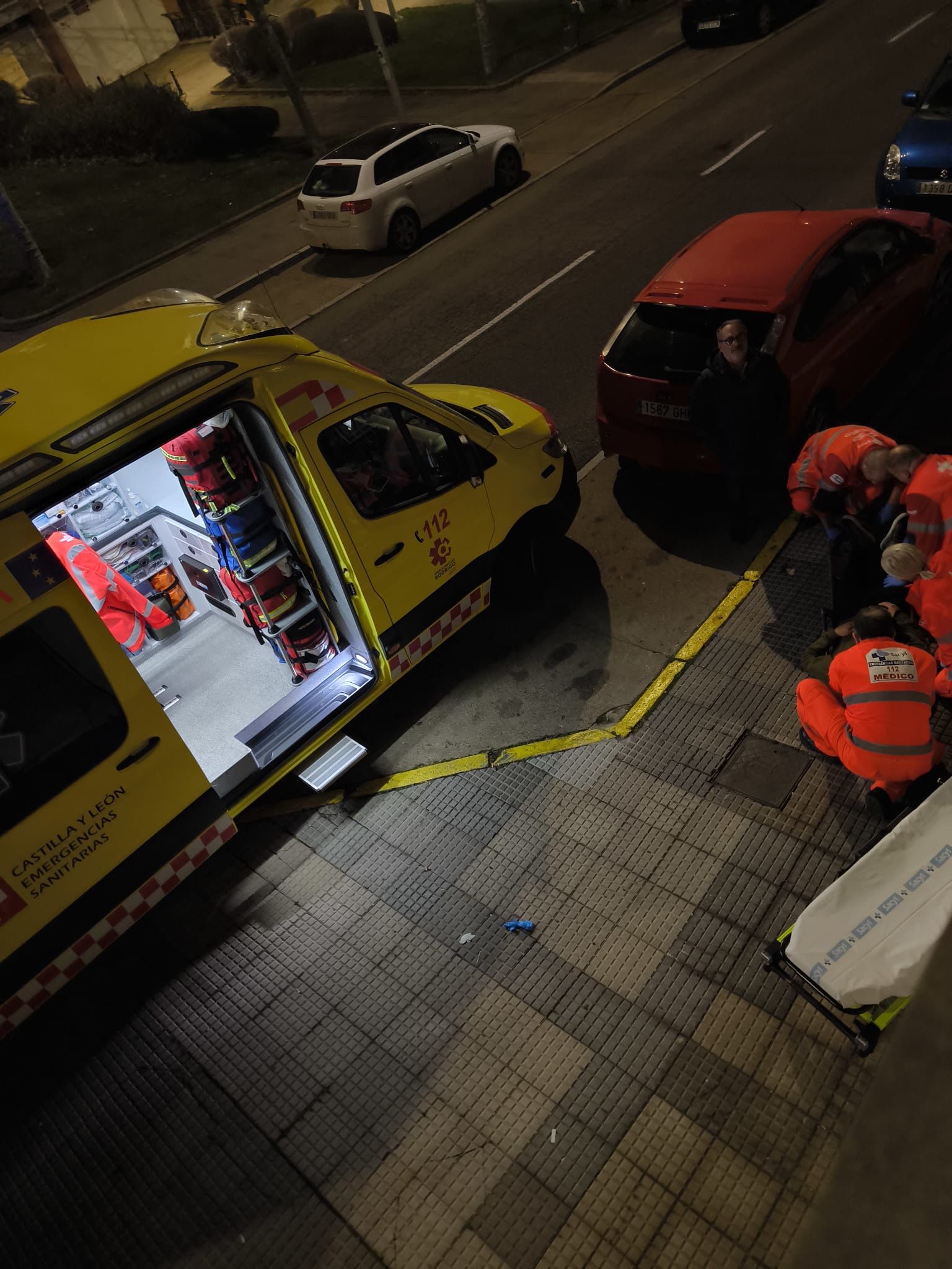 Los servicios de emergencia han atendido al hombre tras precipitarse desde un primero.