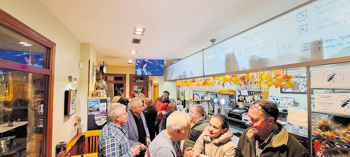 Riañeses y visitantes se agolpaban el viernes en El Mentidero, por la tortilla y por estar presentes en las últimas horas de un histórico bar. F. FERNÁNDEZ