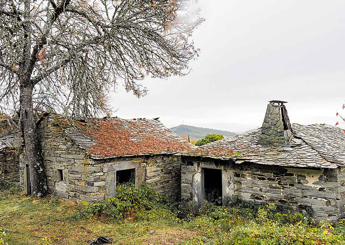 Villarbón, el pueblo en el que el irrepetible Yuma volcó sus sueños, también ve cómo el silencio y el olvido va tomando sus calles y casas. ALBERTO CALVO