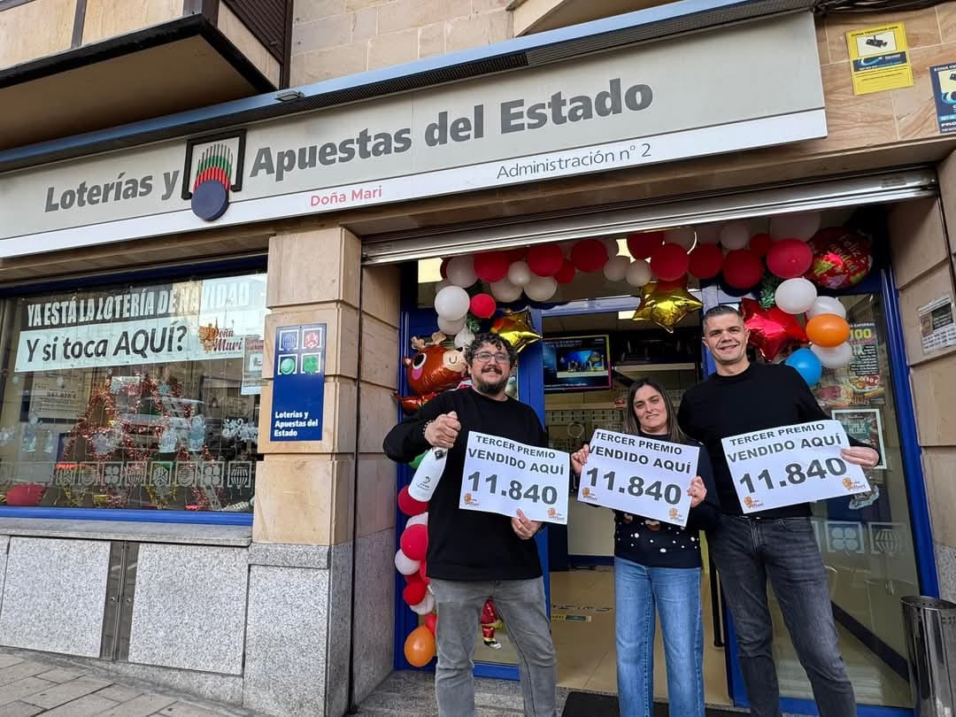 Celebración en la administración de Loterías número 2 de Astorga, situada en la plaza Porfirio López. LNC