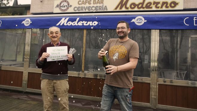 Celebración en el Bar Moderno de Columbrianos. | CÉSAR SÁNCHEZ (ICAL)