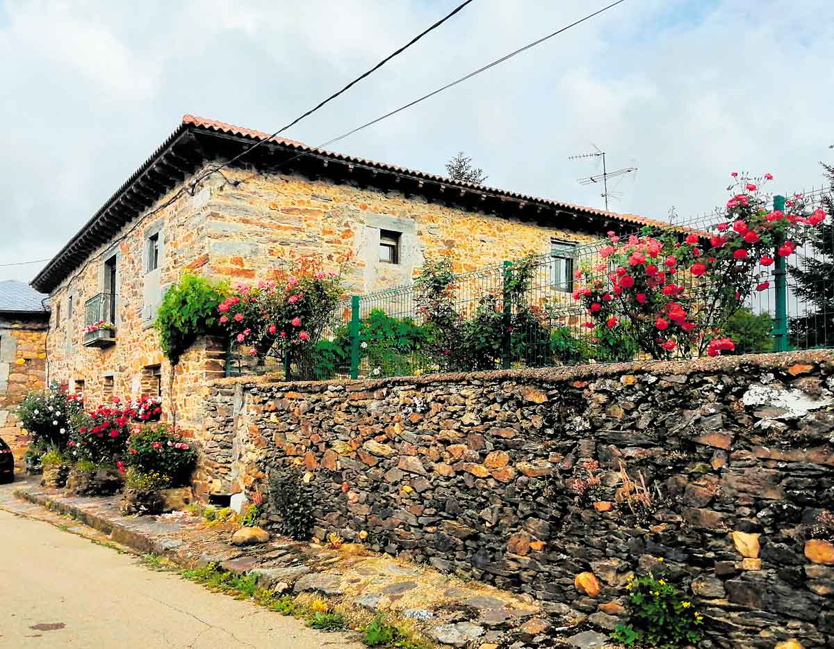 Imagen de la casa familiar en la que habitaban los Bardón en Quintana del Castillo. L.N.C.