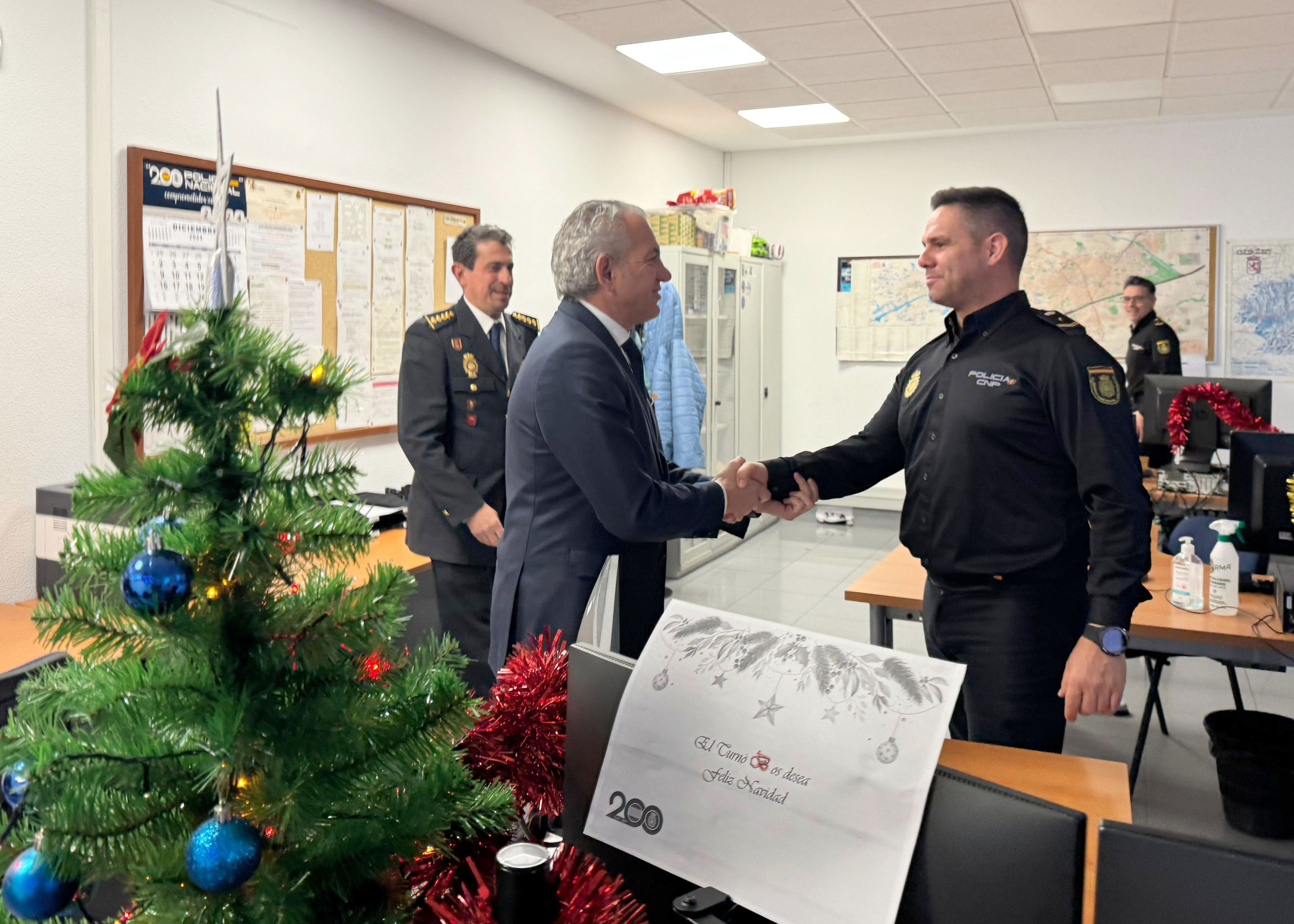 NIcanor Sen, durante su visita a la comisaría de Policía Nacional de León.