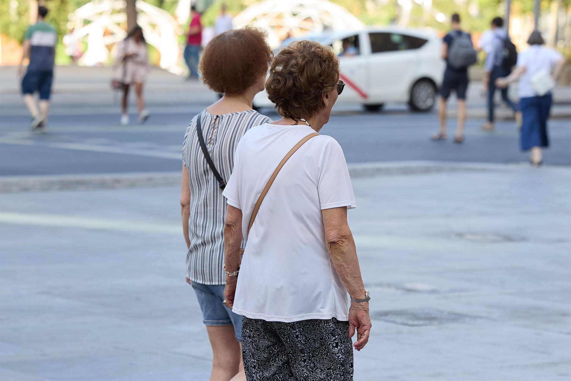 Dos pensionistas caminando por la calle en una imagen de archivo. EUROPA PRESS