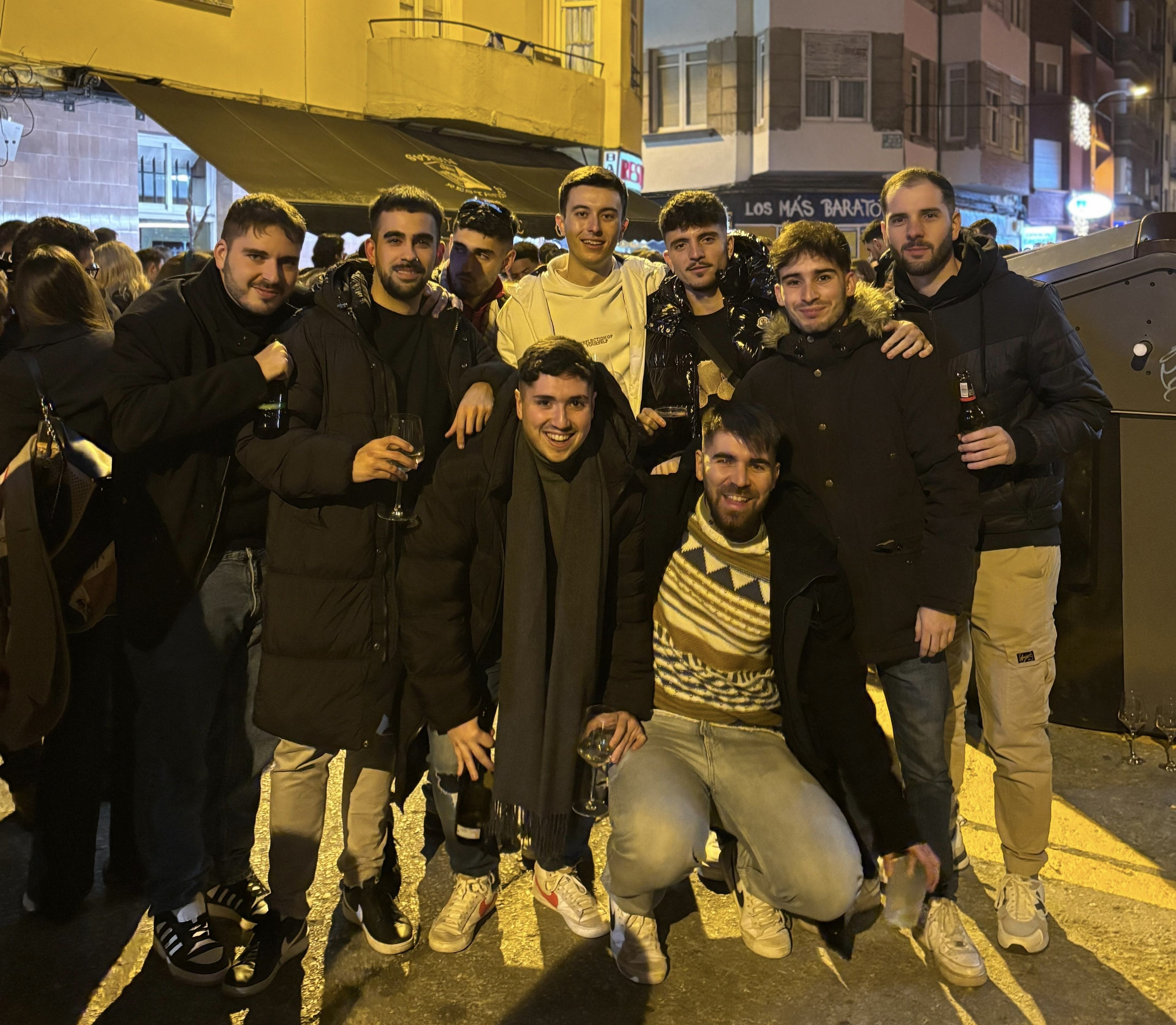 Centenares de jóvenes ponferradinos disfrutaron de la ya tradicional ‘Tardebuena’ en la calle Isidro Rueda sin incidentes.