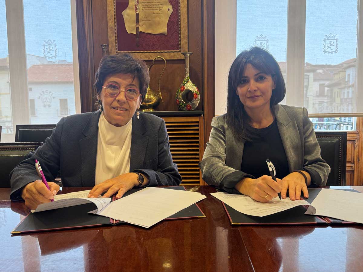 Elena Aguado y Marga Serna en la firma de la cesión. | L.N.C.