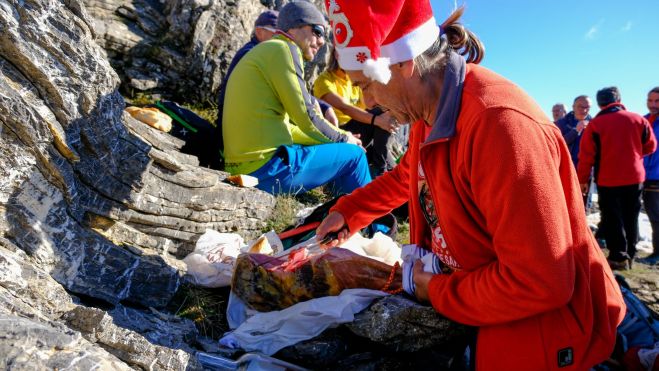 Parrado corta jamón en la cumbre. | VICENTE GARCÍA