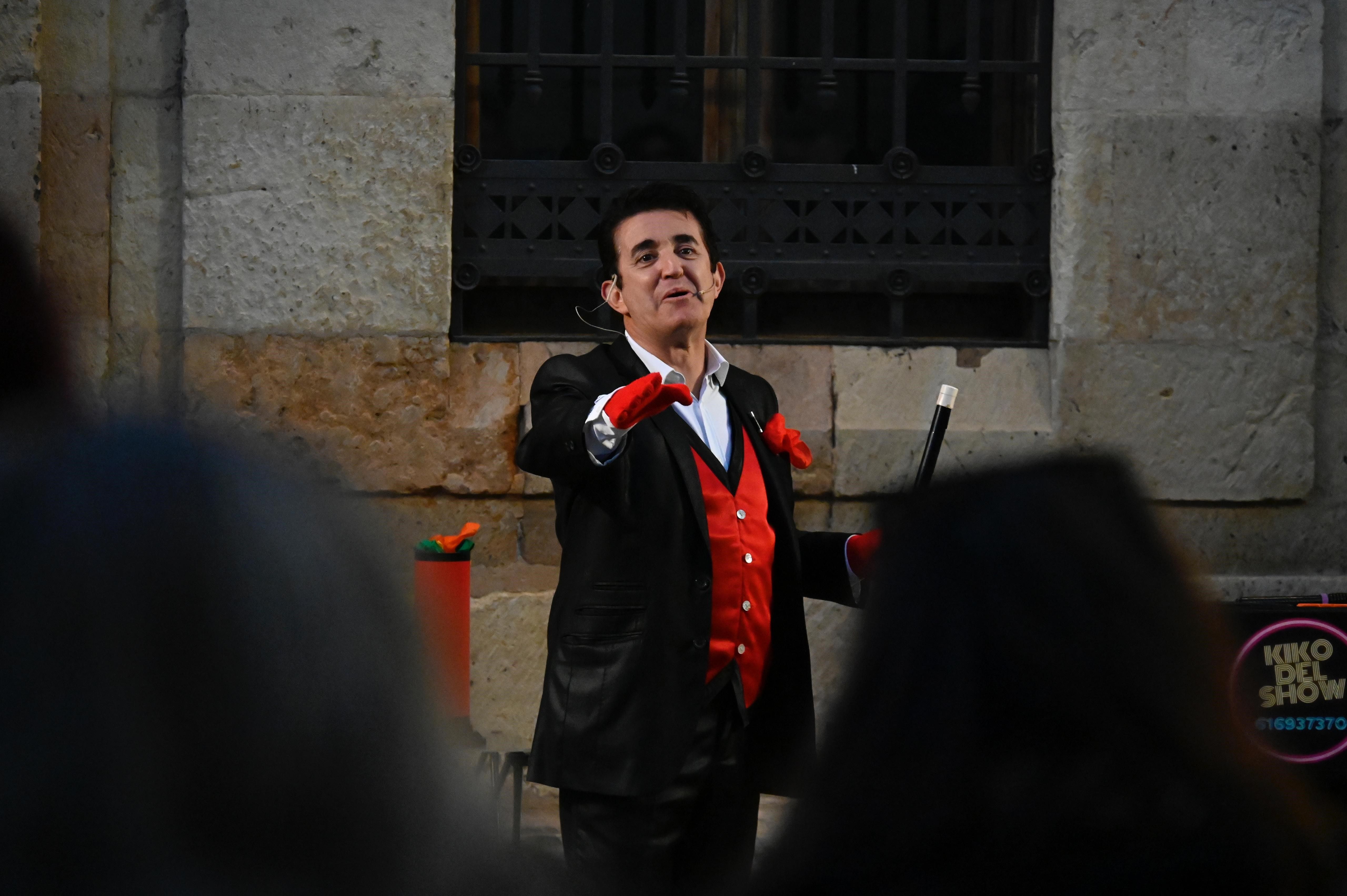 Kiko del Show fue uno de los protagonistas ayer durante el ciclo de magia en la calle del festival. | SAÚL ARÉN