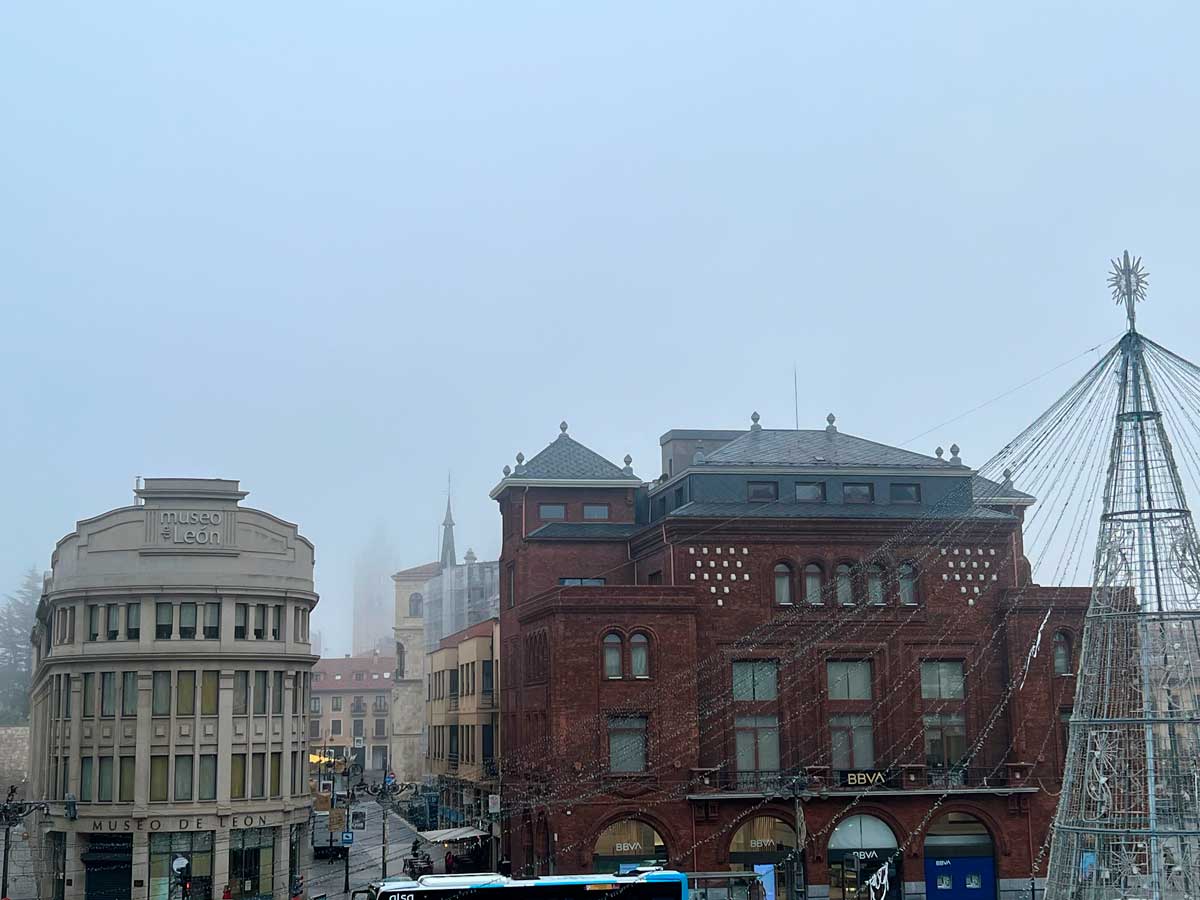 La capital leonesa también ha amanecido con niebla este viernes. | L.N.C.