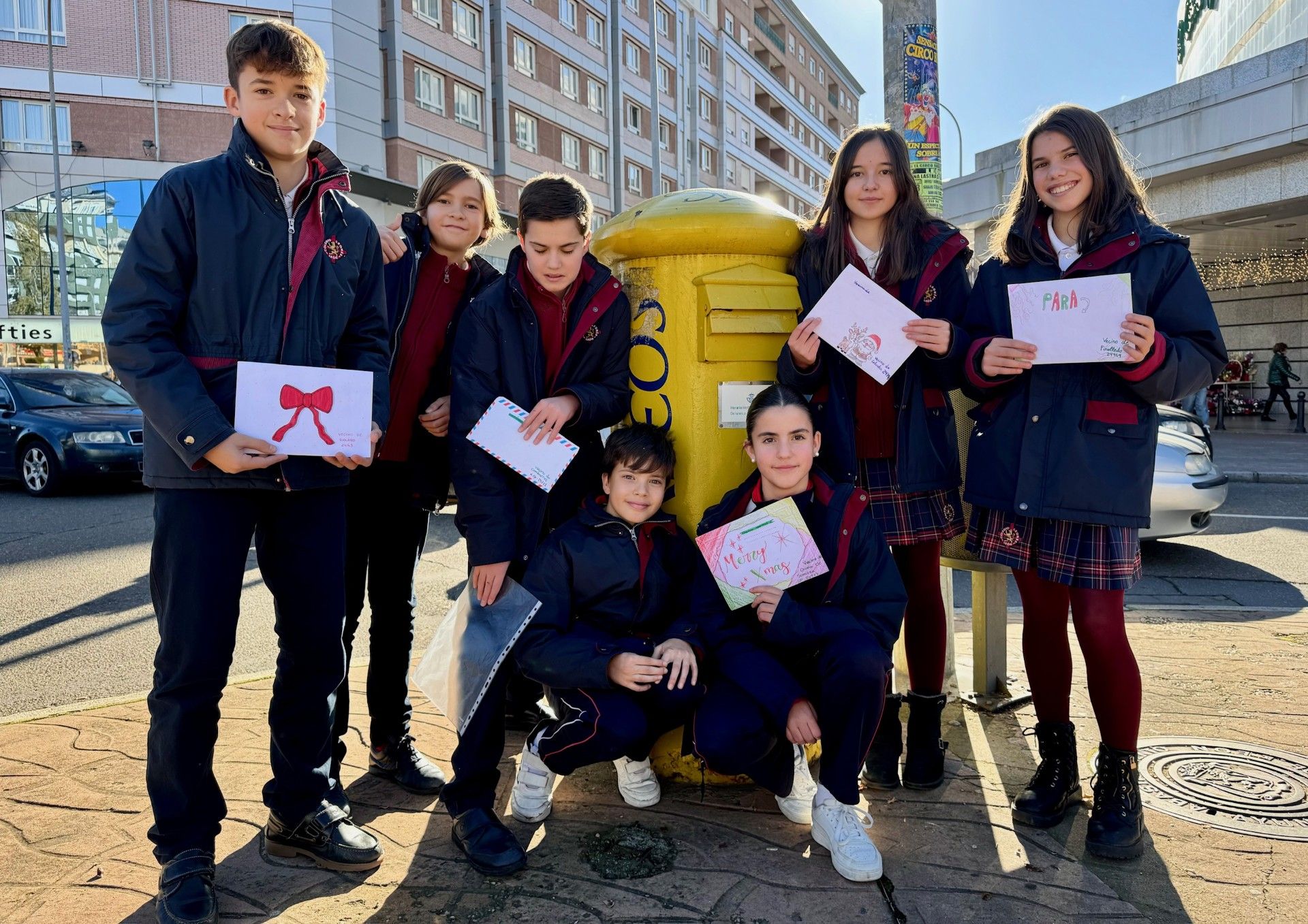 Un grupo de estudiantes envía sus cartas de Navidad. | L.N.C.