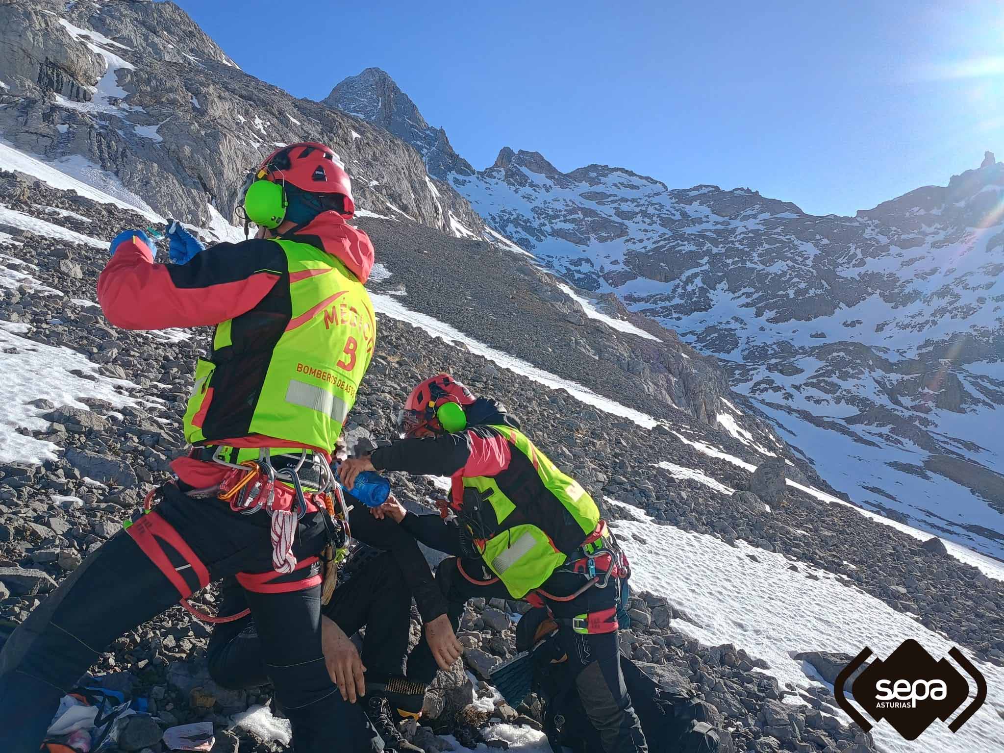 Bomberos de Asturias atienden in situ al montañero de 23 años en el lugar del rescate. | @112ASTURIAS