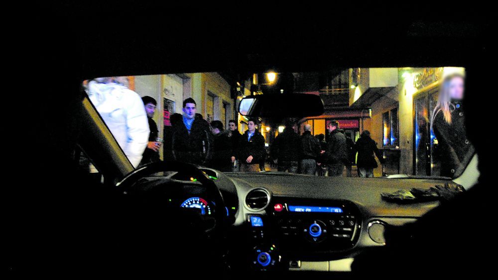 Un coche de la Policía Local de León patrulla por las calles del Barrio Húmedo. | MAURICIO PEÑA