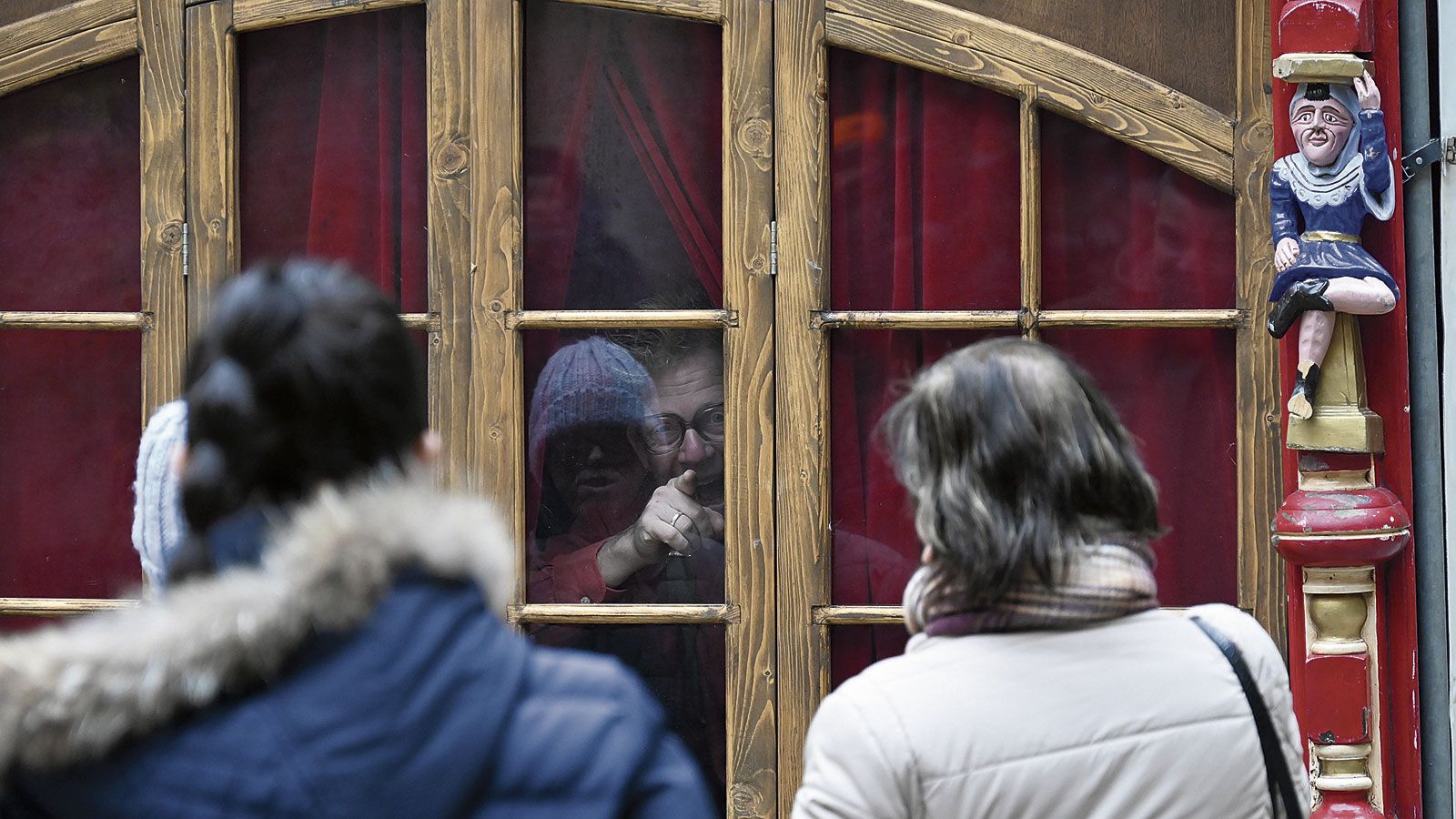 El claustro del Palacio de los Guzmanes fue escenario para la función de Circusdrome que hizo flotar a Levita. | SAÚL ARÉN