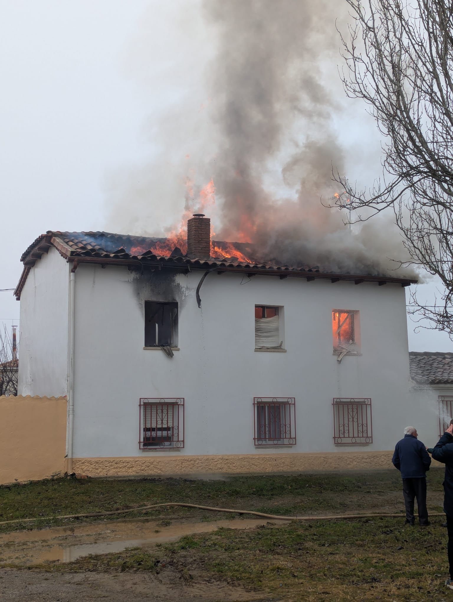 Incendio desatado este sábado en una vivienda en San Pedro de Valderaduey. | LNC