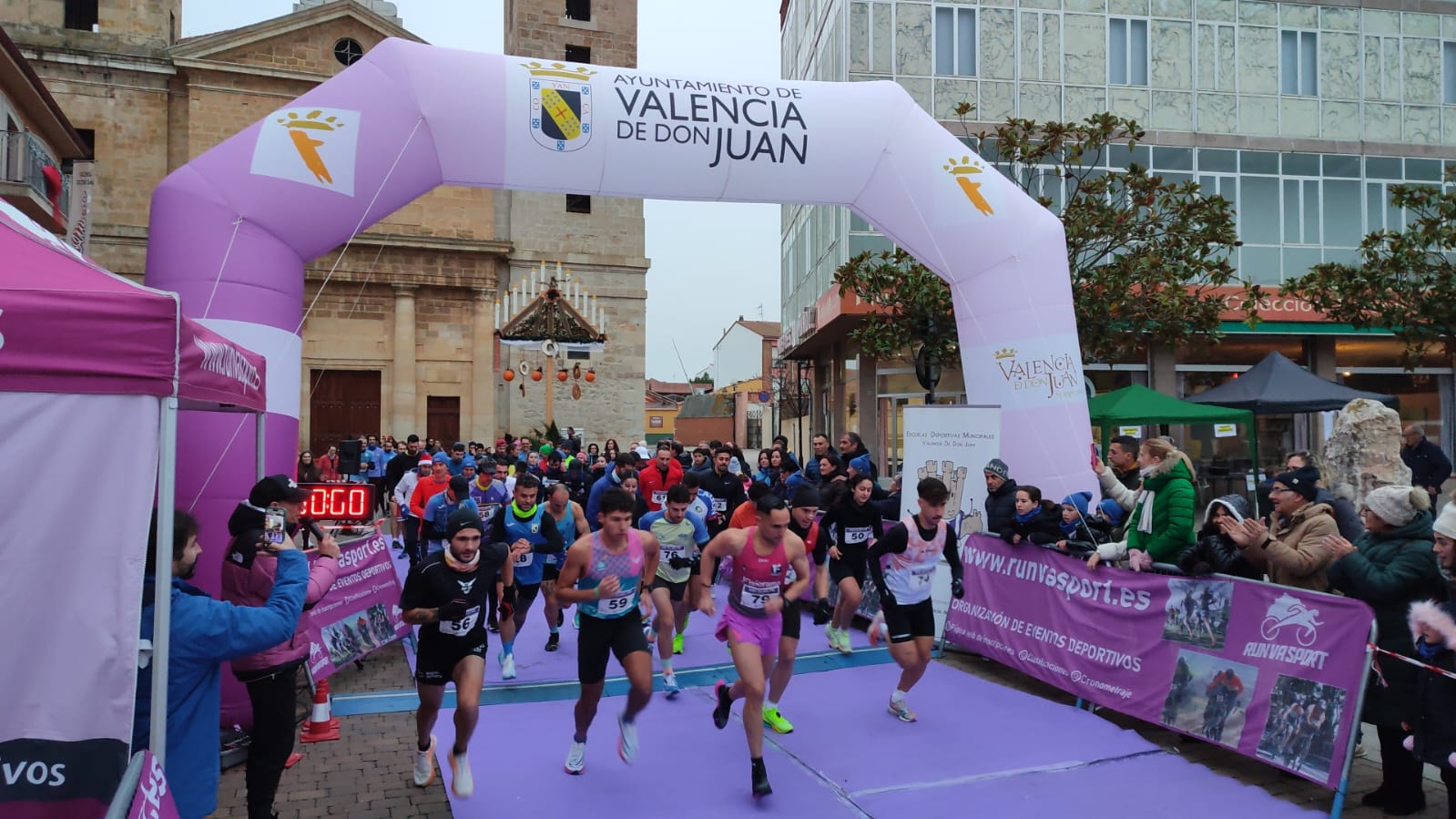 Un instante de la salida de la carrera. | L.N.C.