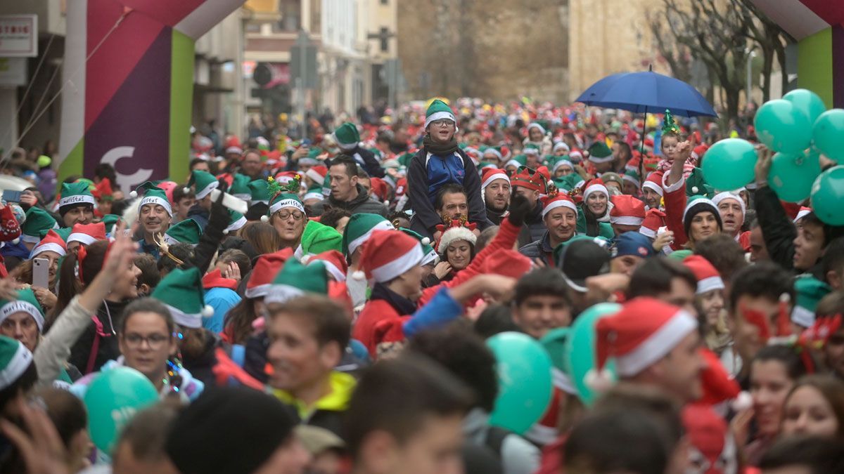 Un instante de la salida de la San Silvestre de hace dos años. | JESÚS F. SALVADORES