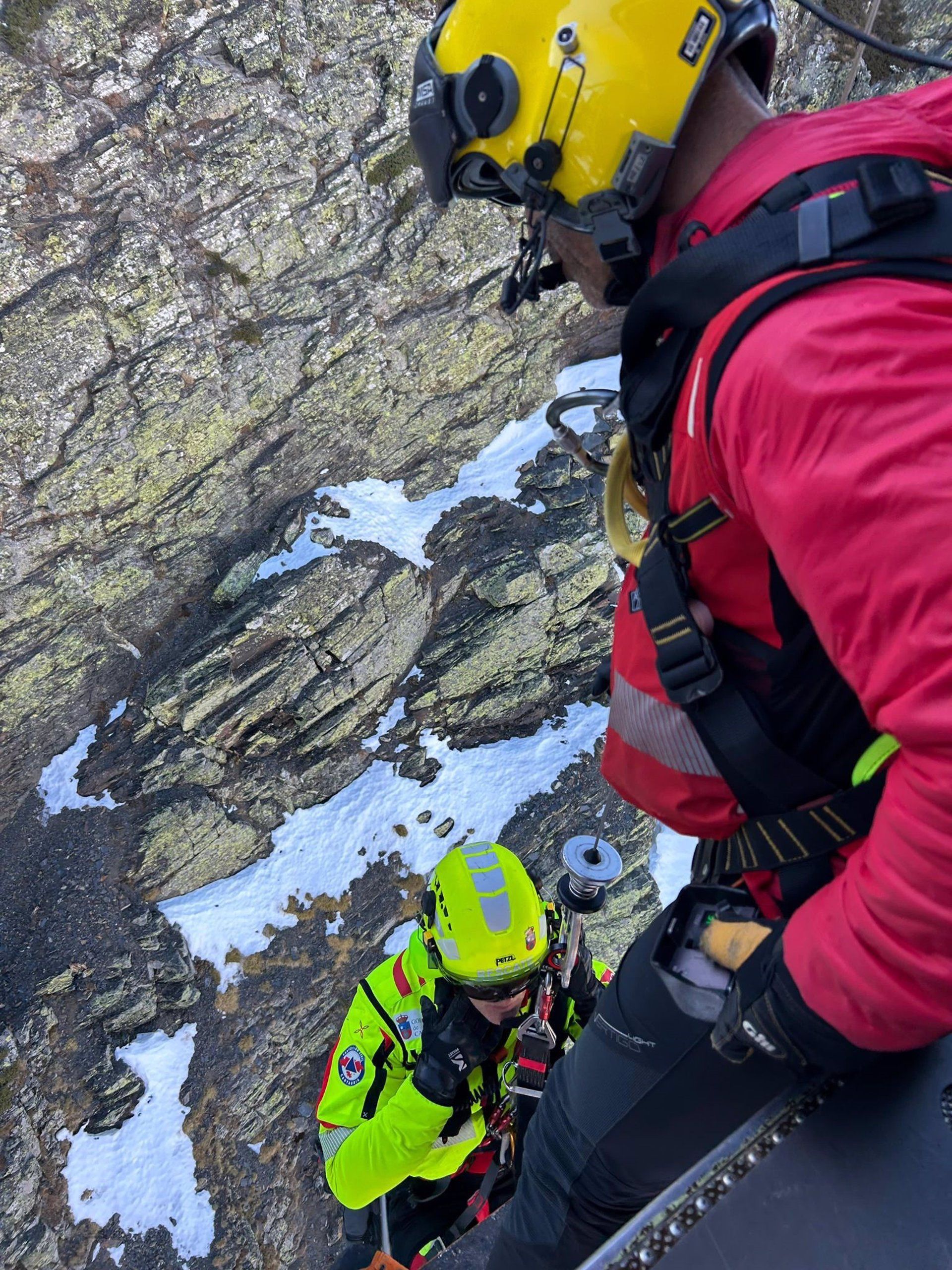 Rescate a un montañero leonés en la montaña palentina. | 1-1-2 CANTABRIA