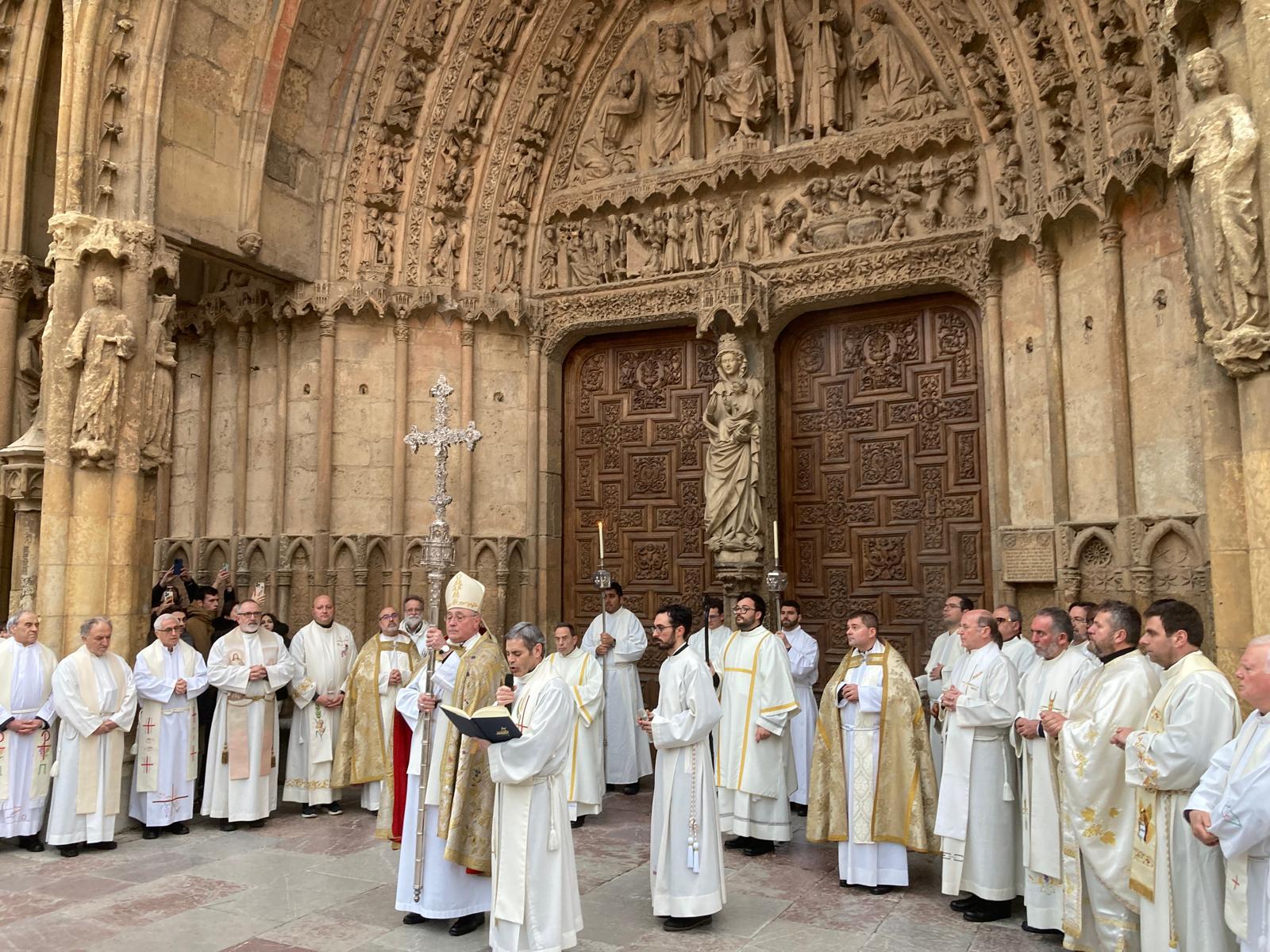 La peregrinación acabó en la Catedral y estuvo presidida por el obispo. | XUASÚS GONZÁLEZ