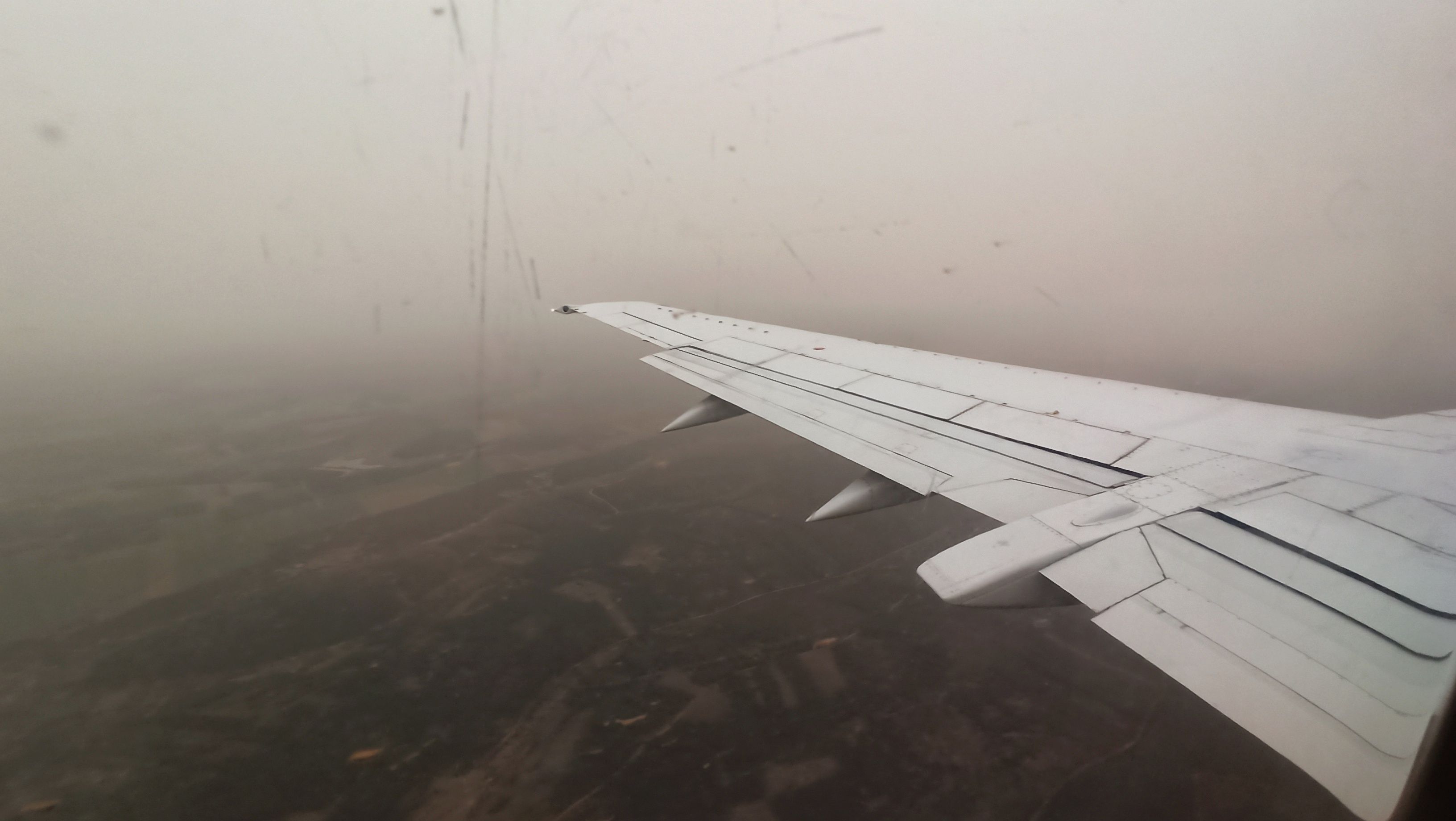 Densa niebla este lunes en el aeropuerto de León. | MAURICIO PEÑA