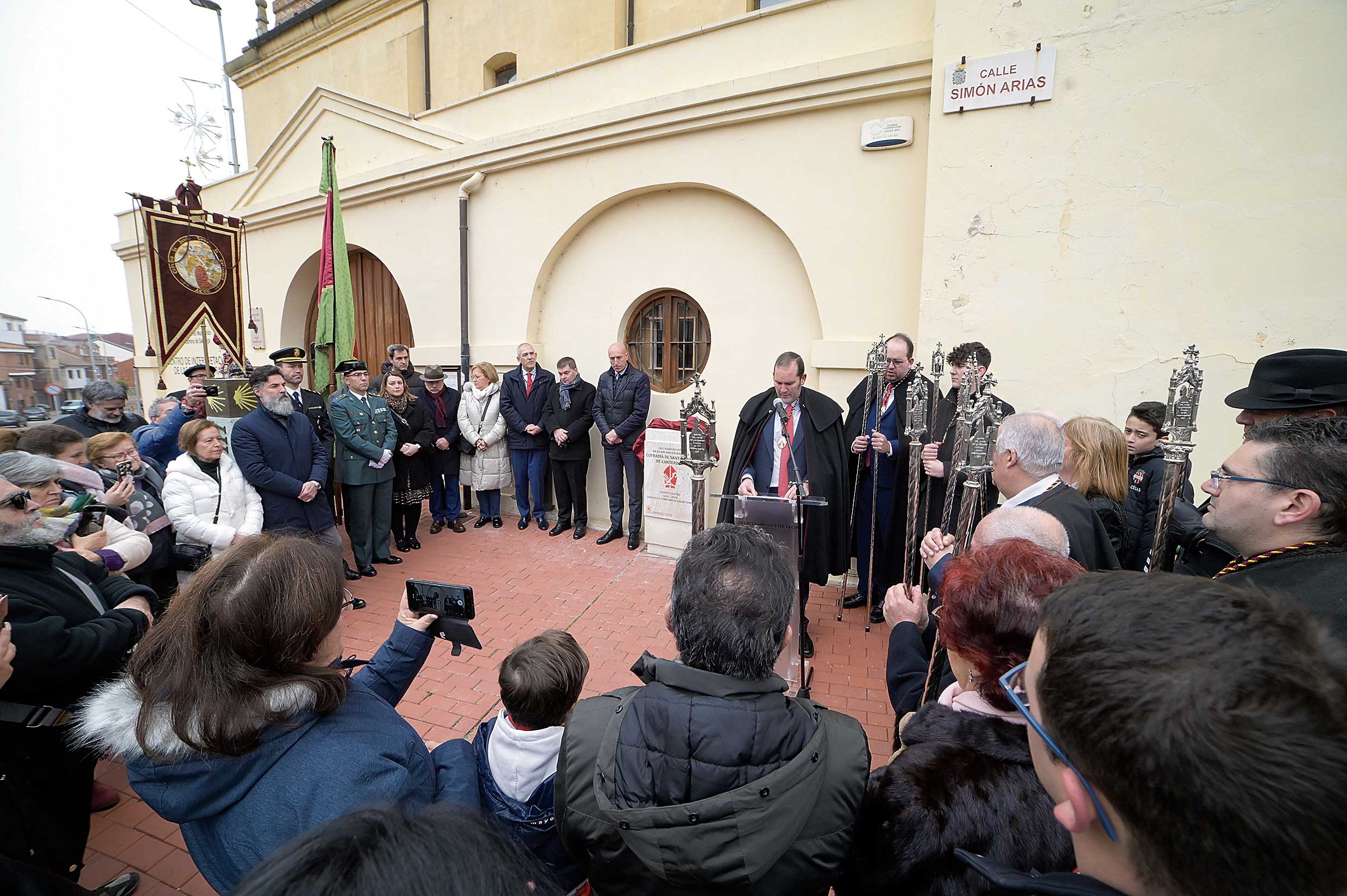 El alcalde presidió el acto acompañado por varios concejales, autoridades civiles, militares y eclesiásticas, miembros de la cofradía y vecinos del barrio. | MAURICIO PEÑA