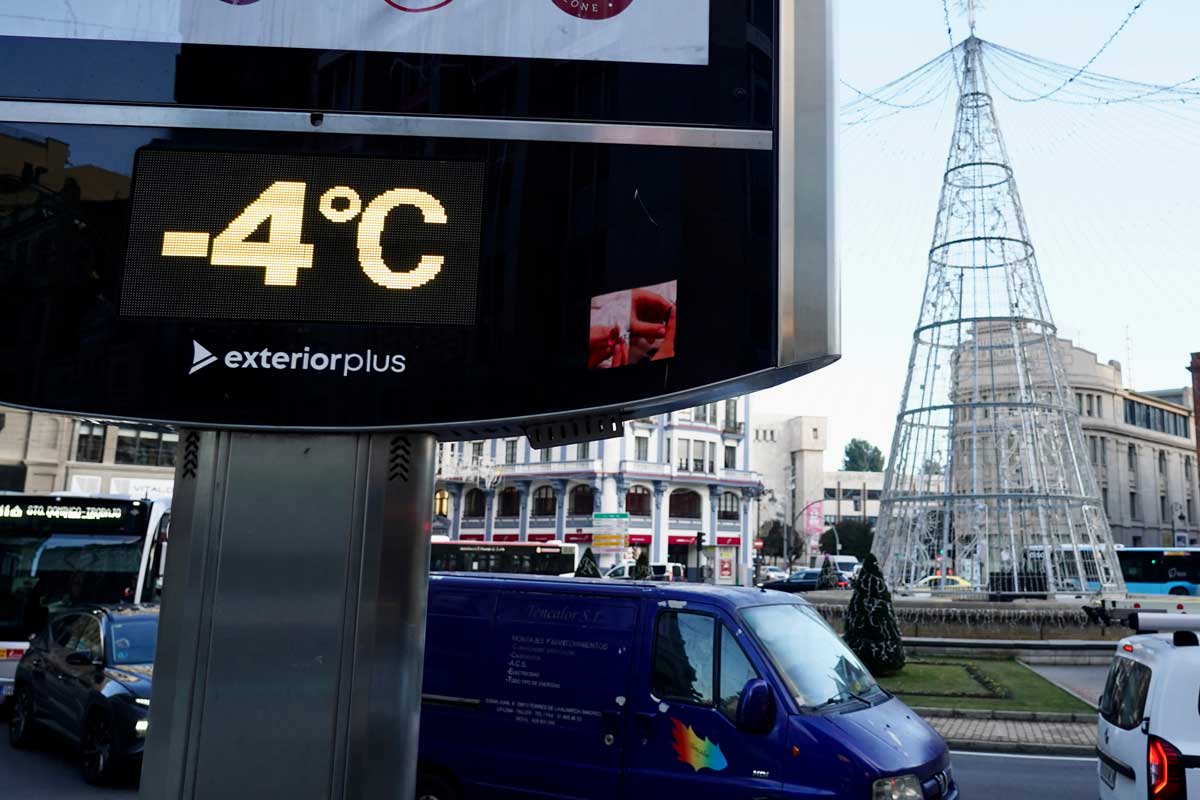 En la capital leonesa también se ha hecho sentir el frío en la mañana de este lunes. | CAMPILLO (ICAL)