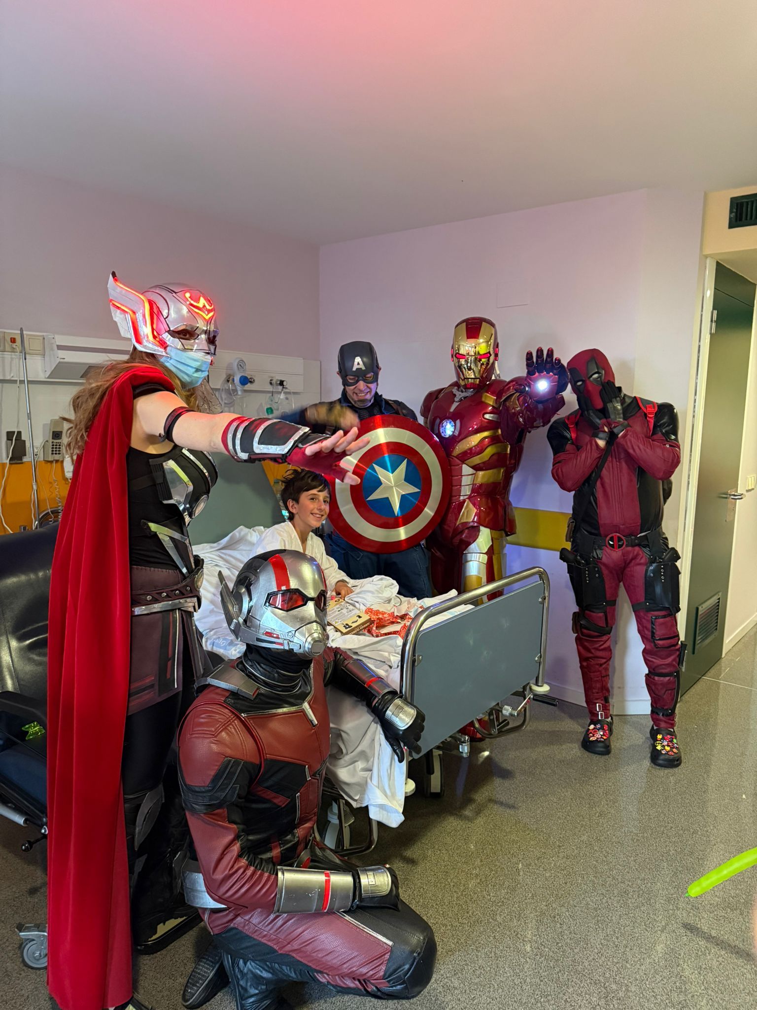 Los superhéores visitaron a los niños hospitalizados en la planta de Pediatría. | L.N.C.