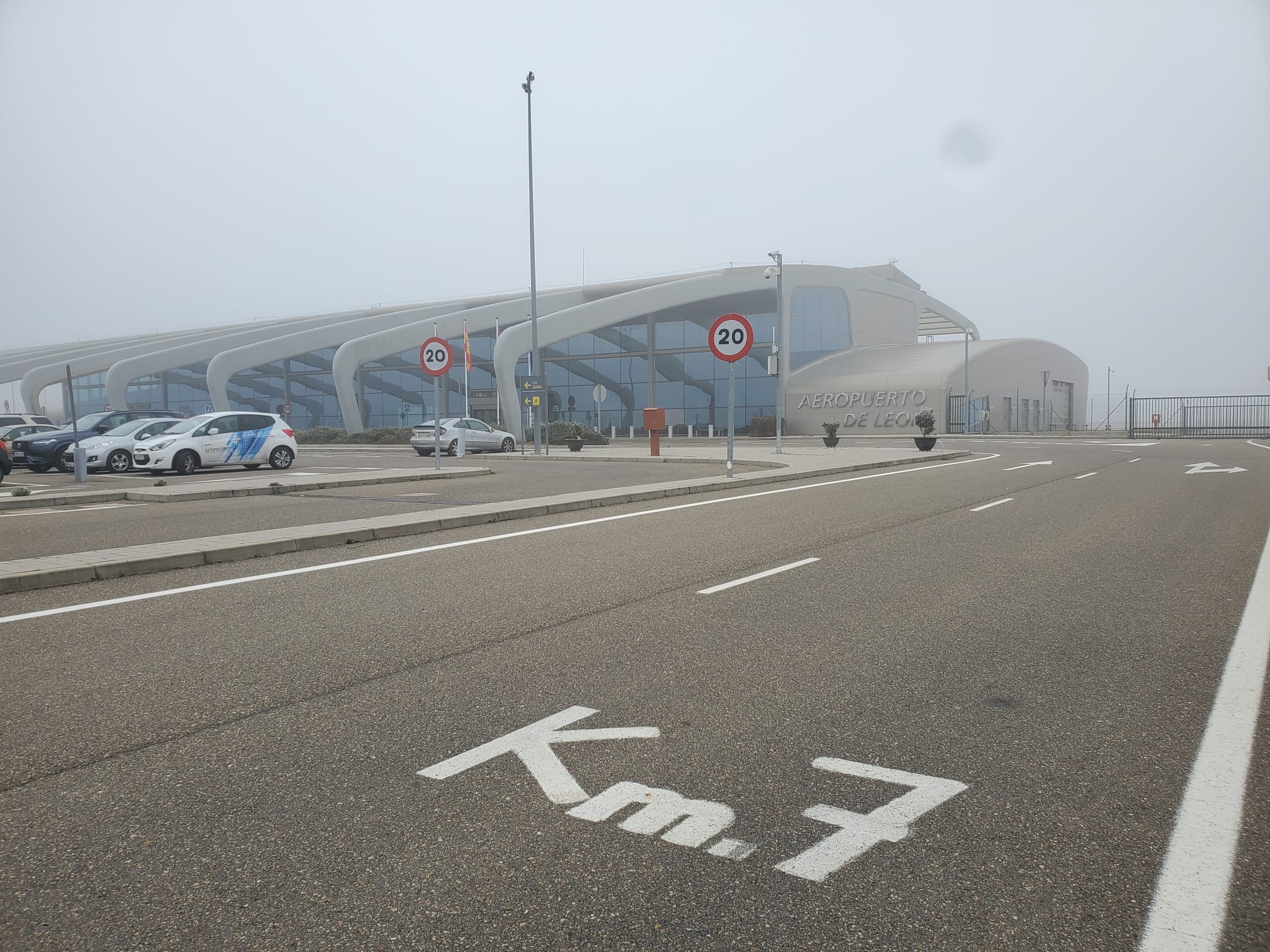 Densa niebla este lunes en el aeropuerto de León. | MAURICIO PEÑA