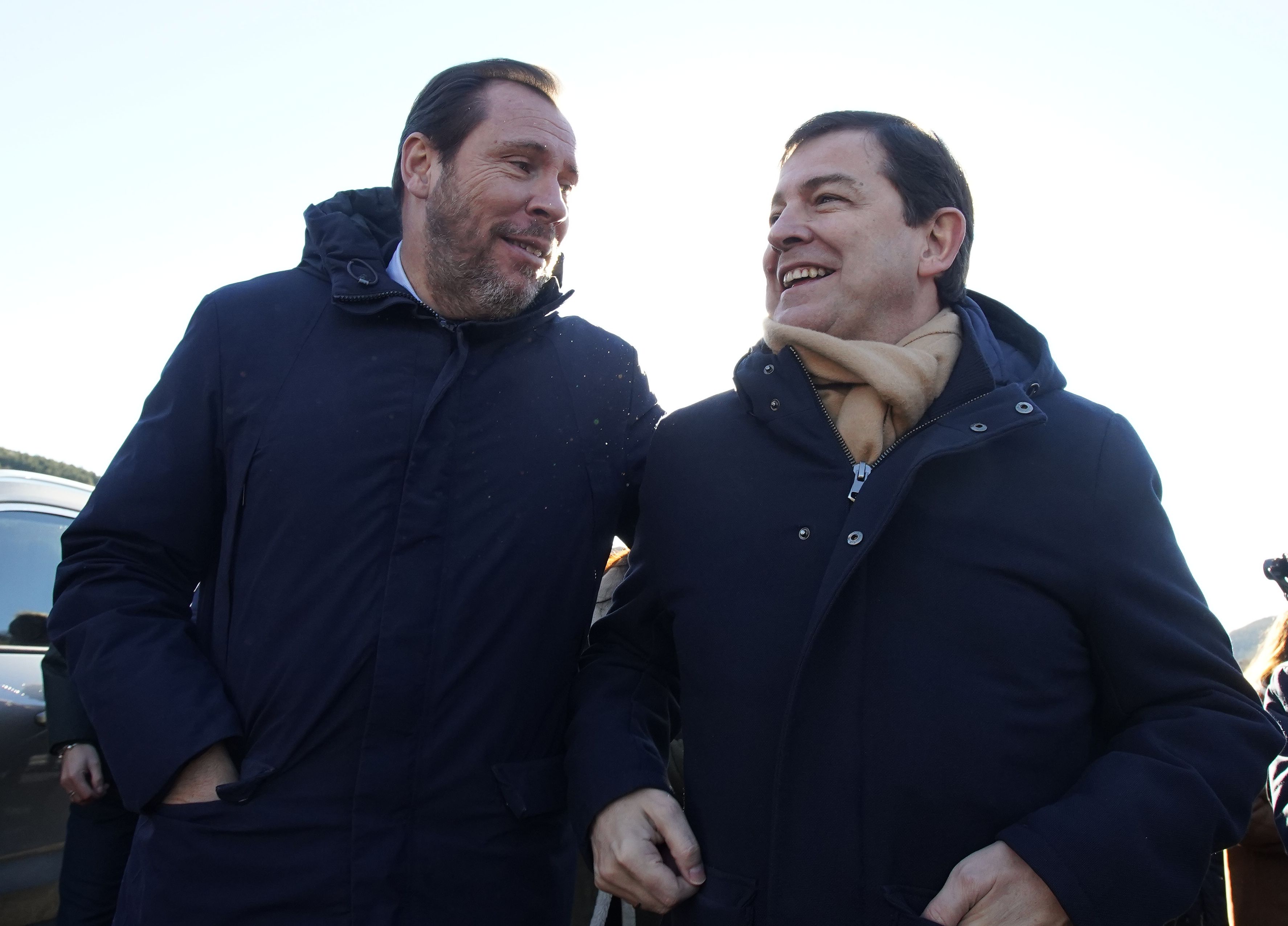 Fernández Mañueco (d) junto a Óscar Puente (i) en el nuevo viaducto del Castro. | CÉSAR SÁNCHEZ (ICAL)