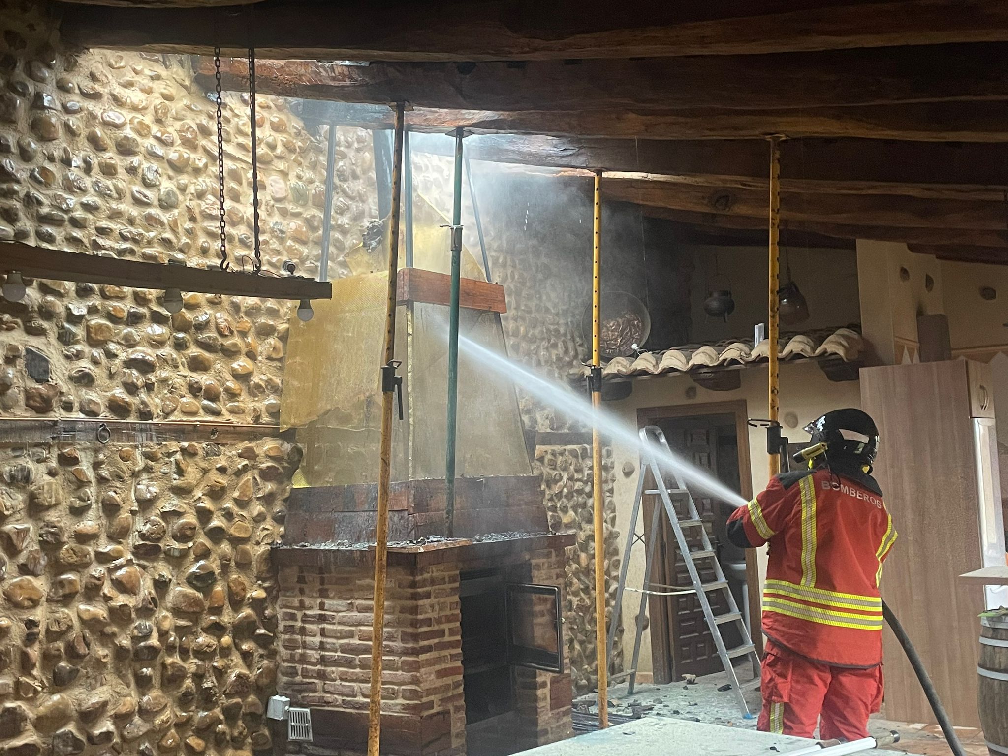 El fuego se ha originado alrededor de las 15:00 horas. |L.N.C.