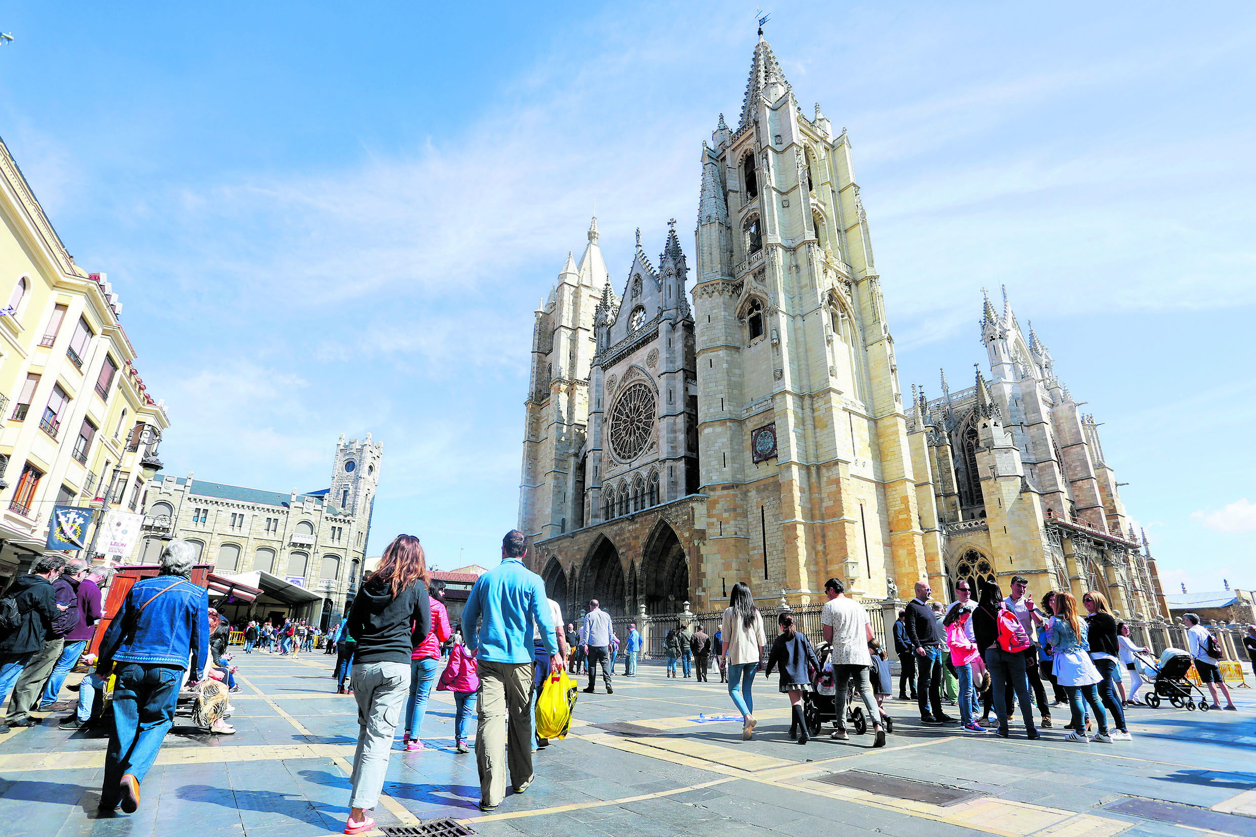 Turistas ante la Catedral. | CAMPILLO (ICAL)