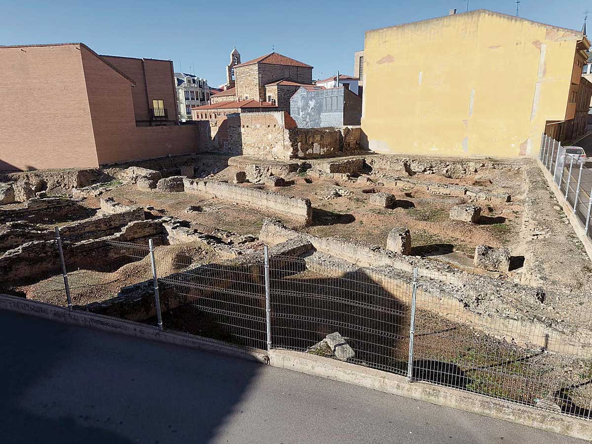 Restos arqueológicos en el solar del antiguo hospicio de Astorga. | L.N.C.